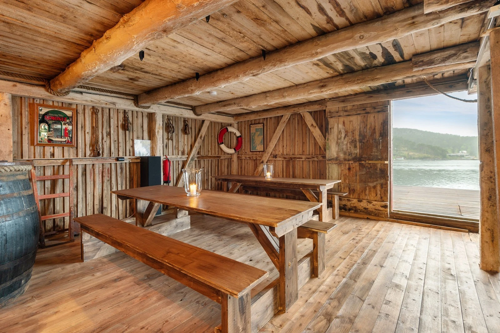 Første etasje er i sin helhet byggemeldt som bod/lager/brygge, og er av den grunn ikke godkjent for varig opphold (gjelder to soverom, bad og badstue). Kjøper overtar alt av ansvar, kostnad og risiko for dette. Galleribilde