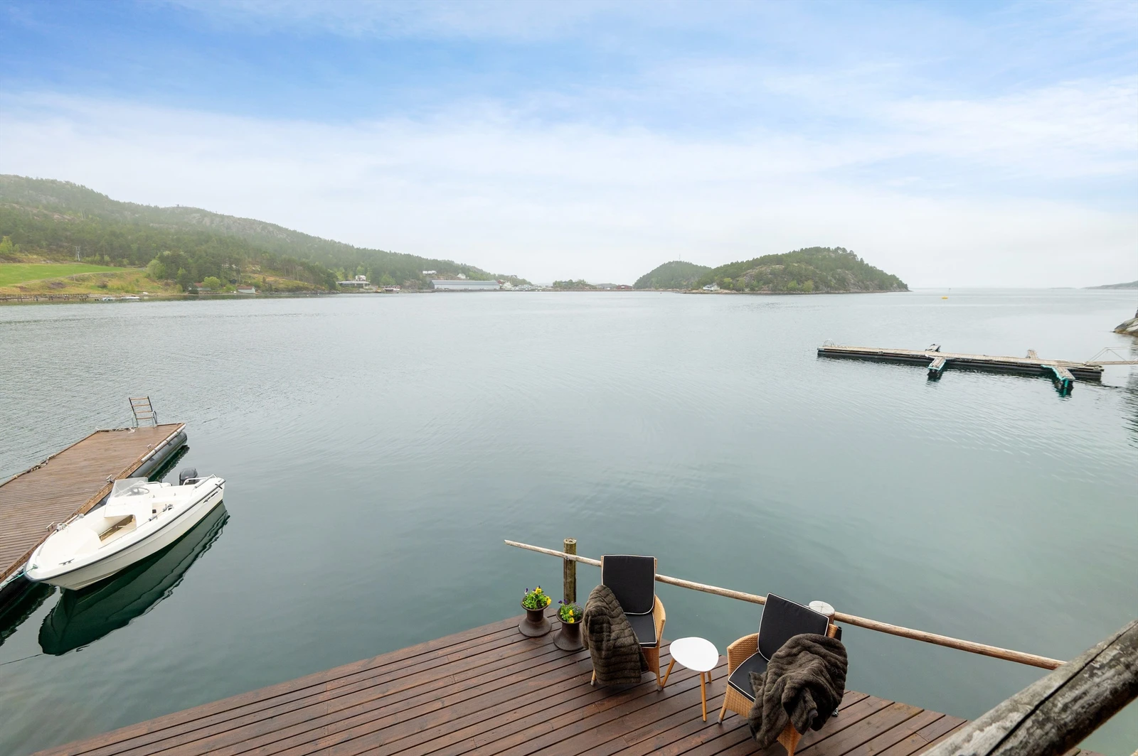 Kystterrenget er åpent og variert, og har mange fine utfartsområder i nærheten, både til lands og til vanns. Galleribilde