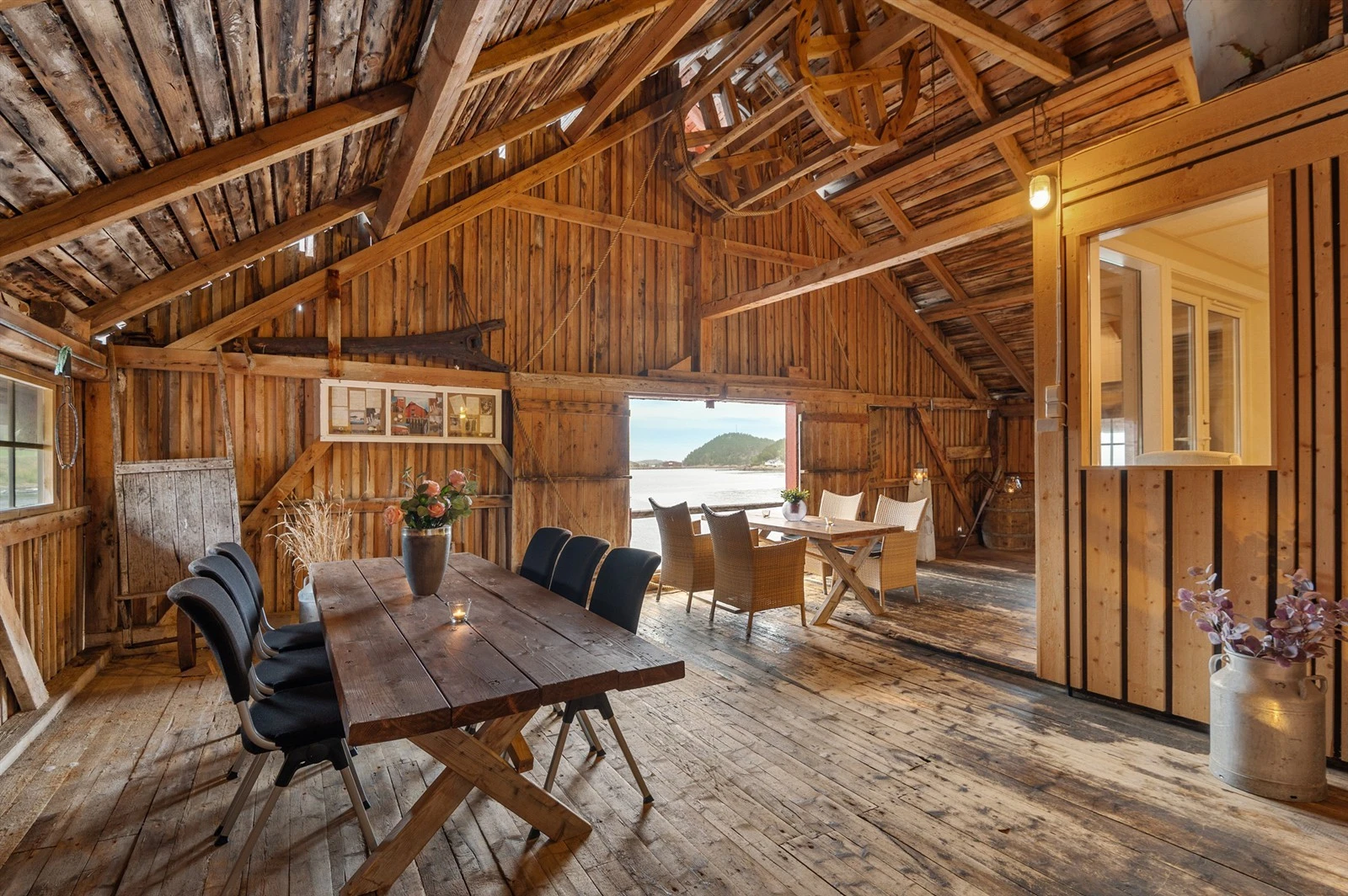 Bygningens øverste etasje er et luftig rom, der en leilighet er bygget som et moderne rom i rommet. Galleribilde