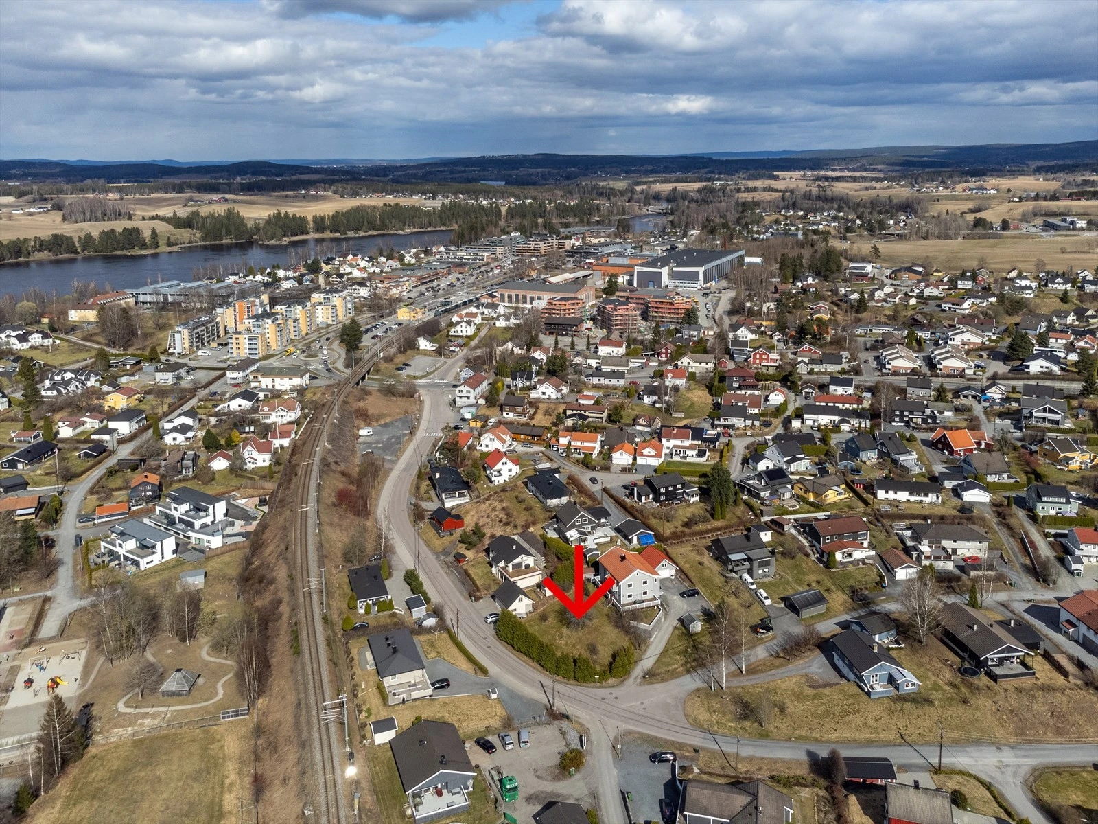 Sørumsand sentrum med butikker, servicetilbud og togstasjon ligger innen kort gangavstand Galleribilde