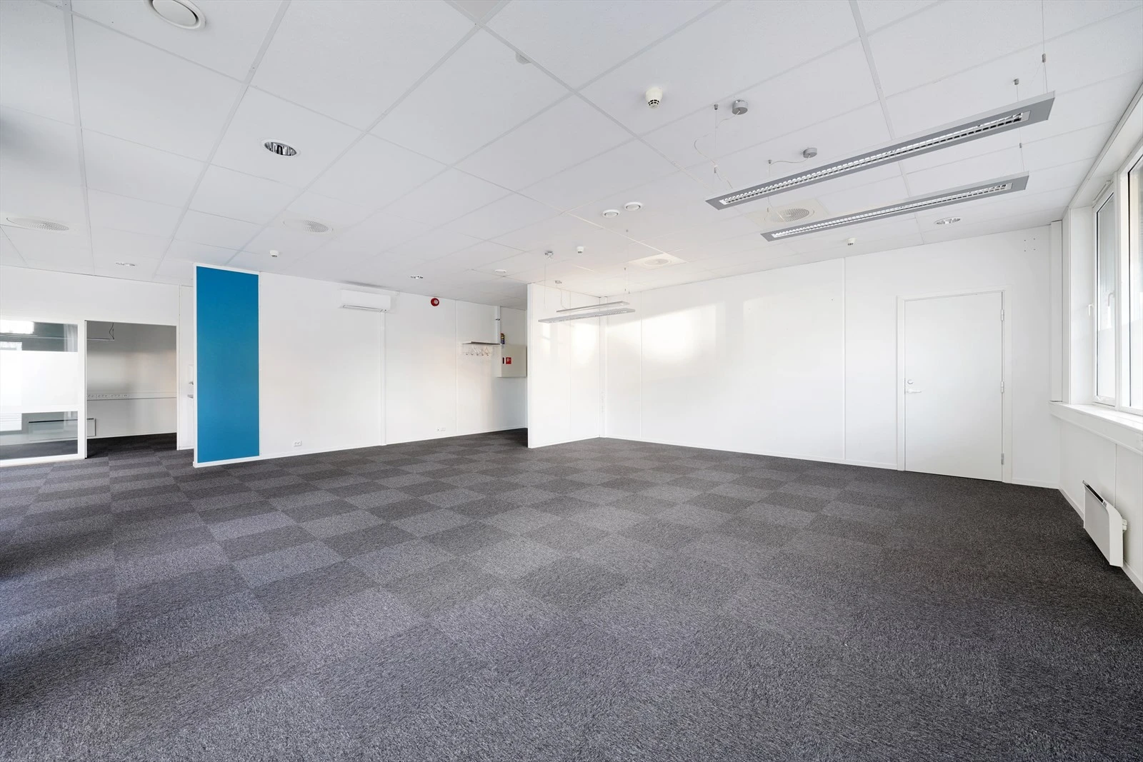 Romslig og lys kontorlokale med moderne design, ideelt for fleksibel arbeidsplassinndeling. Galleribilde