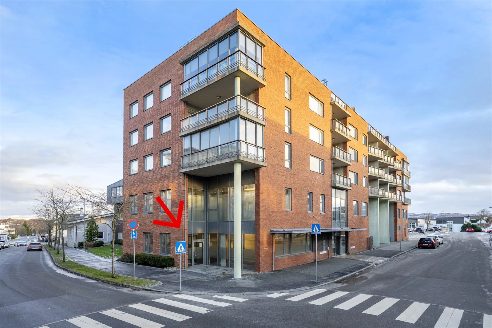 Moderne hjørnelokale i et attraktivt og tilgjengelig byområde, nær offentlig transport og fasiliteter. Galleribilde