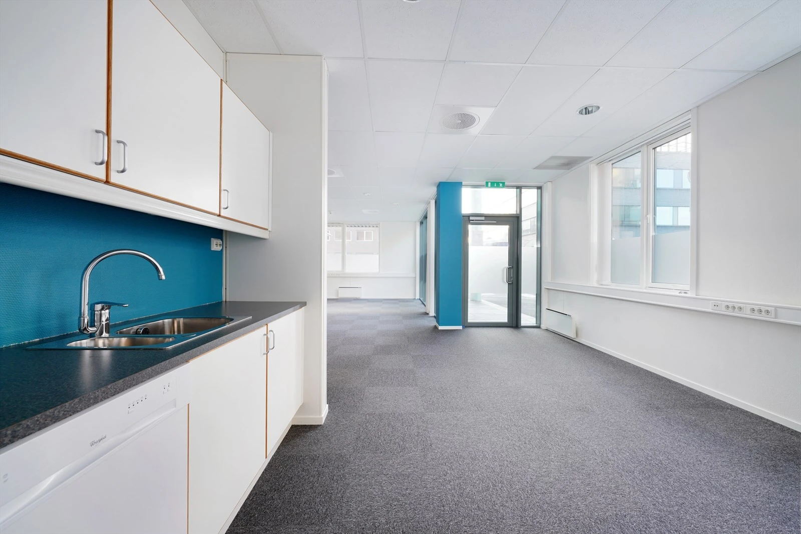 Moderne kontorlokale med innbydende kjøkkenkrok, rikelig med naturlig lys. Galleribilde