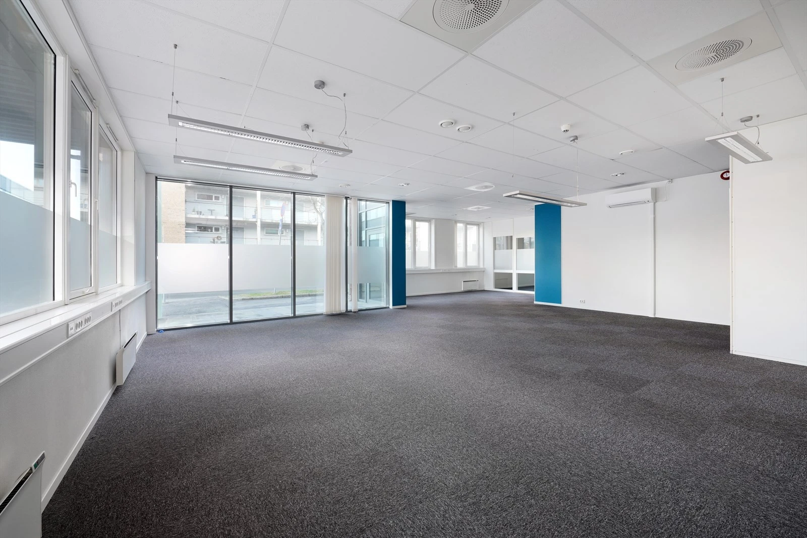 Moderne kontorlokale med rikelig naturlig lys, fleksibel planløsning og panoramavinduer. Galleribilde