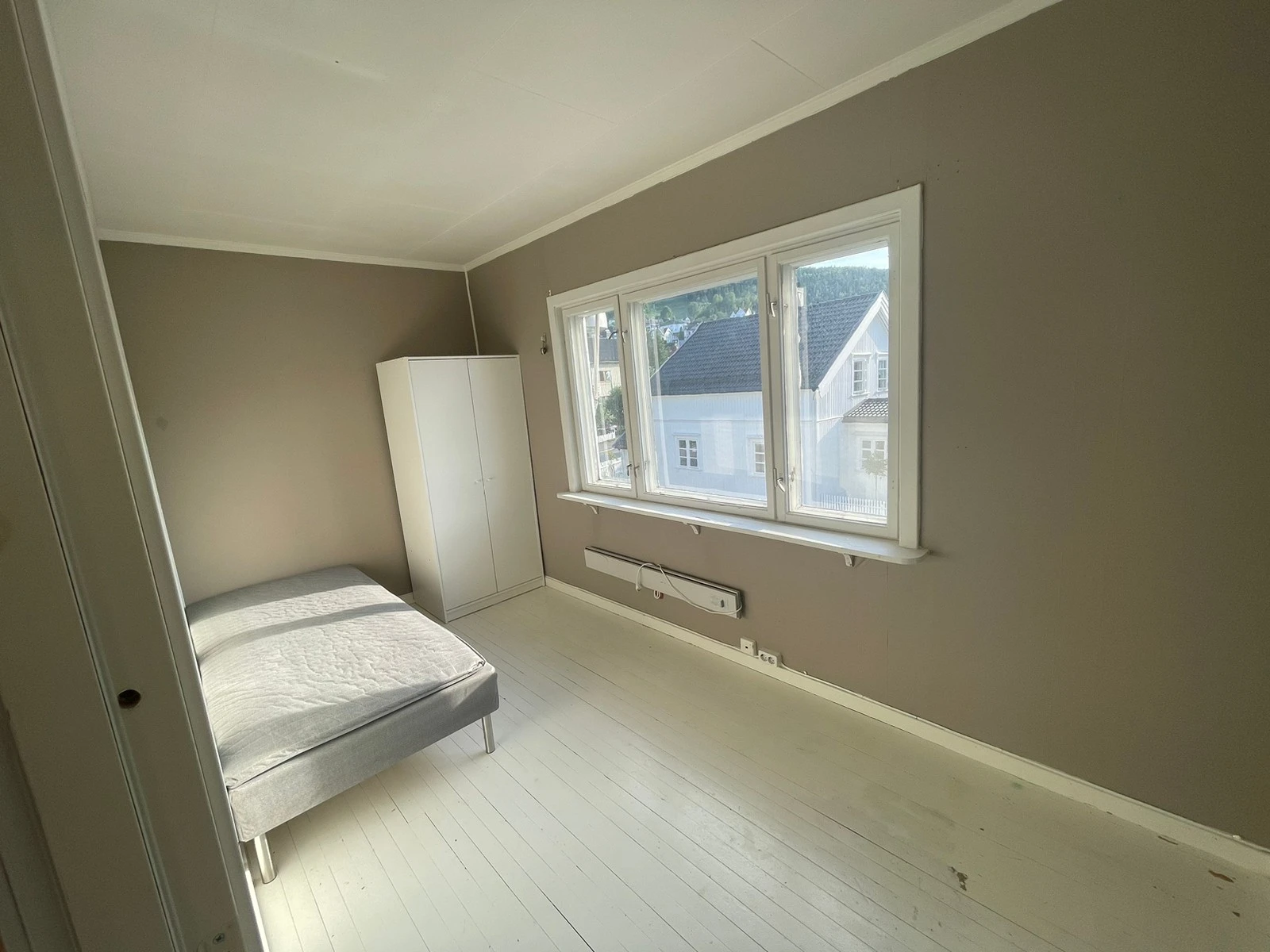 (rom 2) UTLEID Galleribilde