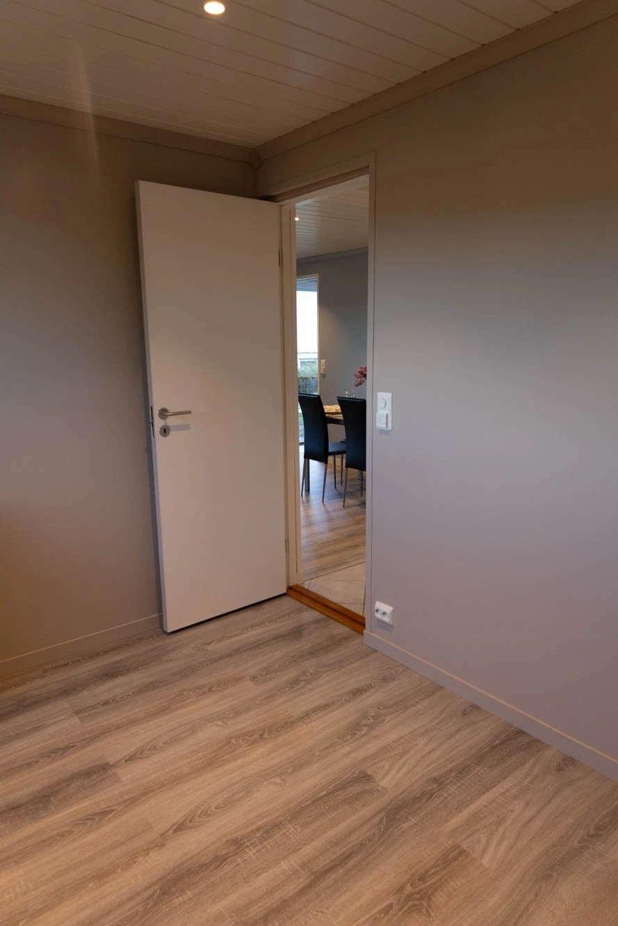 Soverom med garderobeskap. Plass til dobbeltseng. Galleribilde