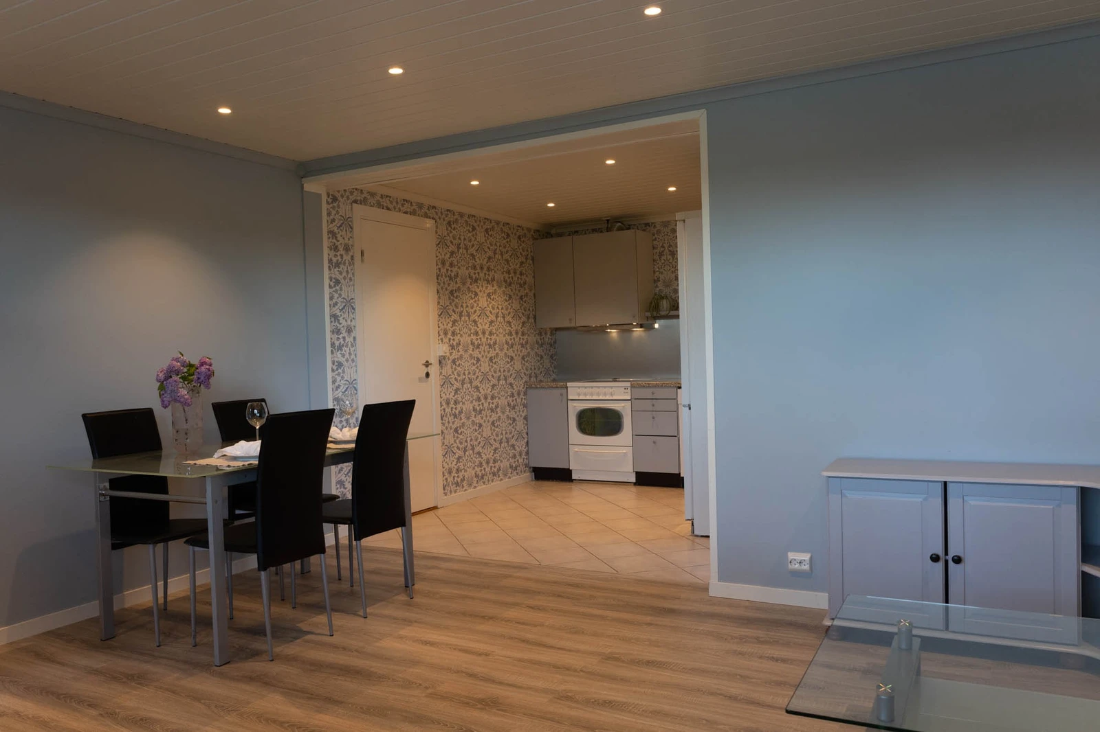 Kjøkken og spiseplass. Dør går inn til bod.
(NB: Leies ut umøblert. ) Galleribilde