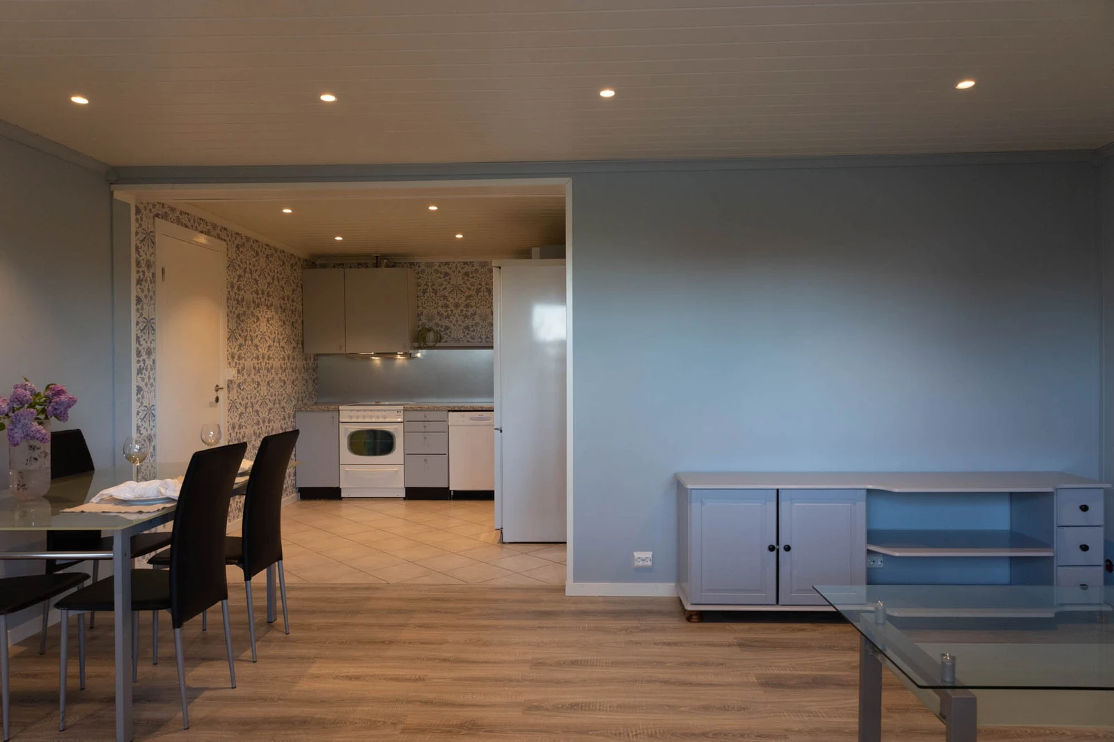 Stue mot kjøkken og spiseplass. (NB: Leies ut umøblert. ) Galleribilde