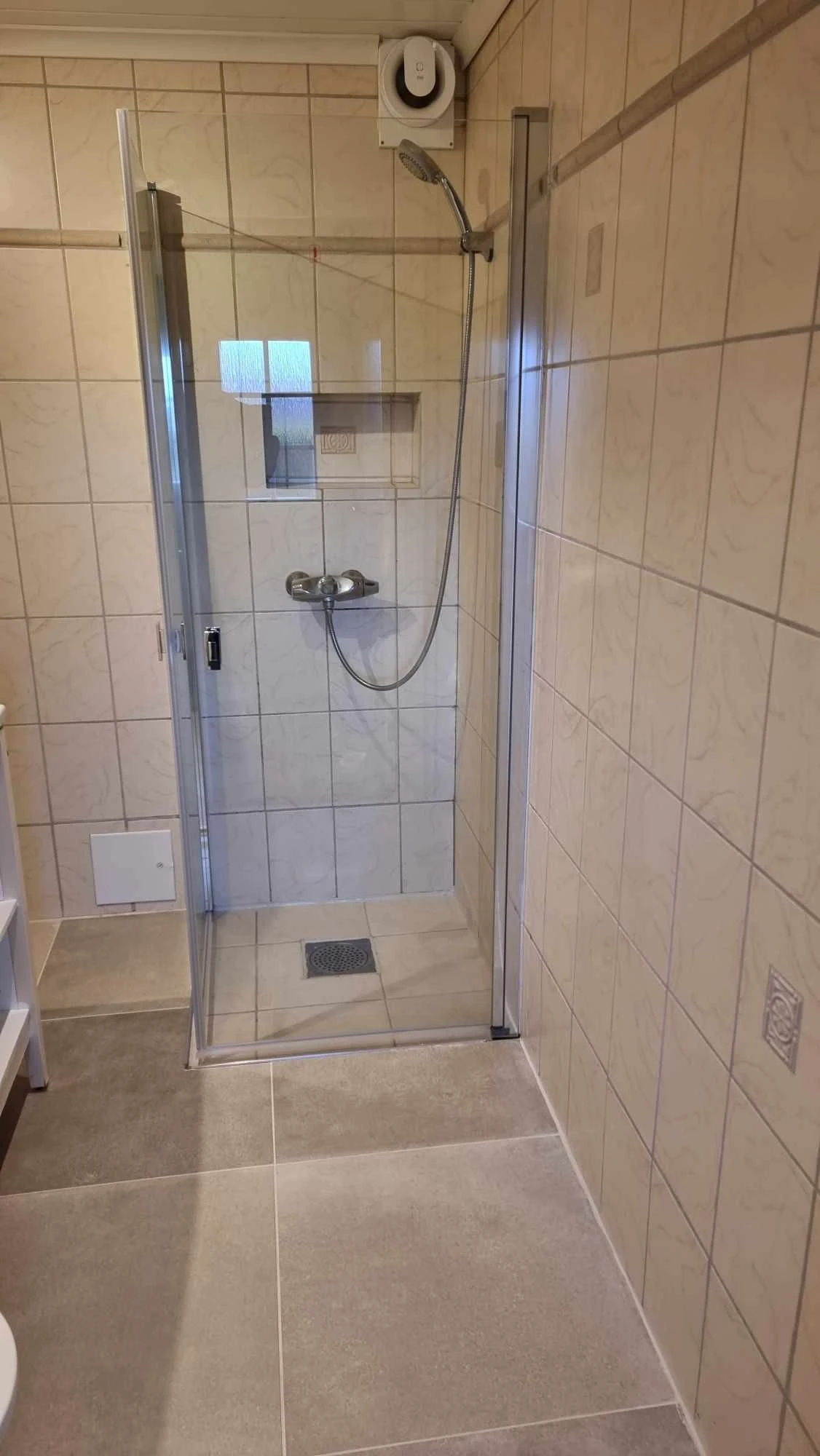 Dusjhjørne, plass til vaskemaskin til venstre. Galleribilde