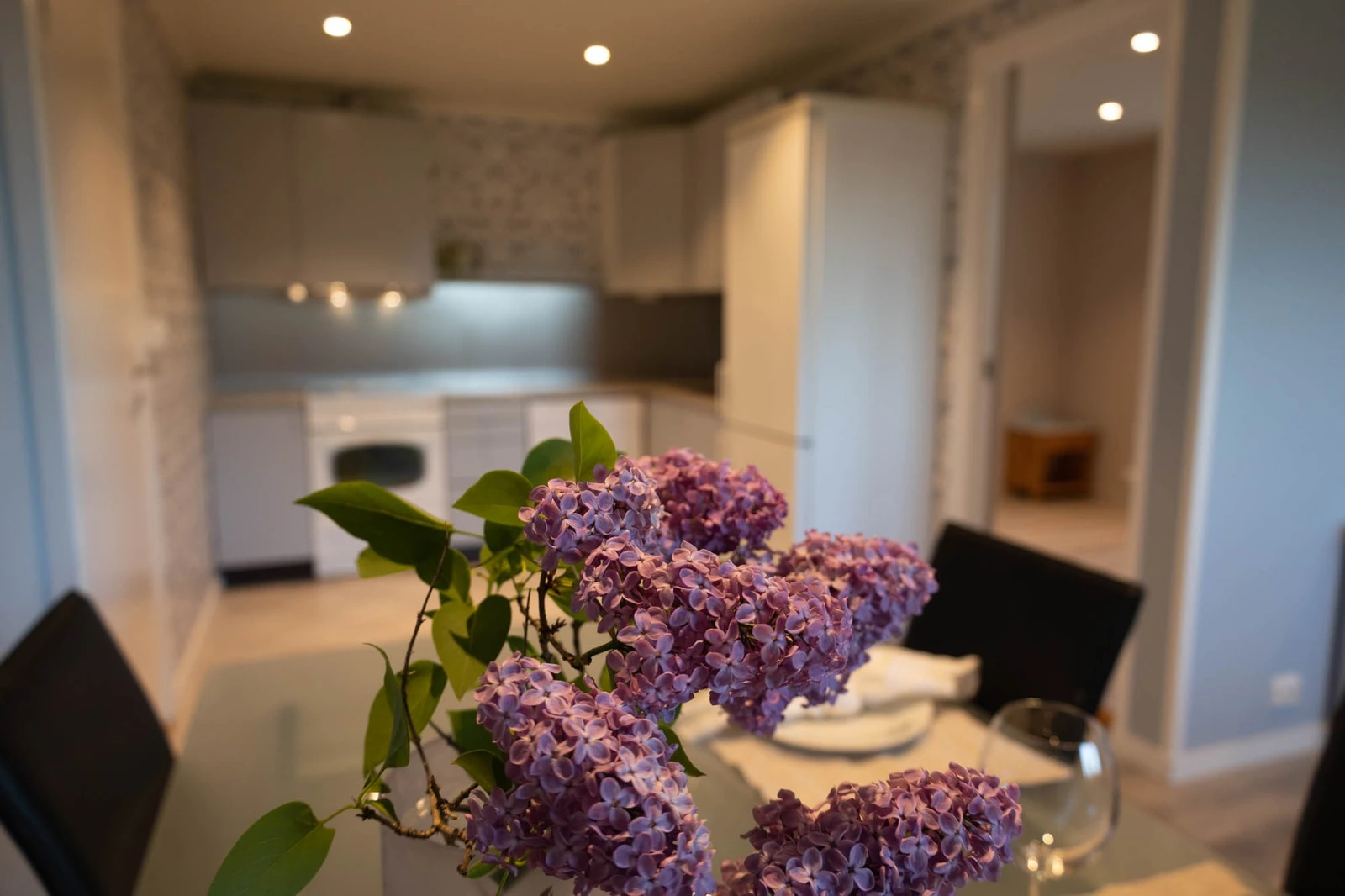 Dør inn til bod fra kjøkkenet. Galleribilde