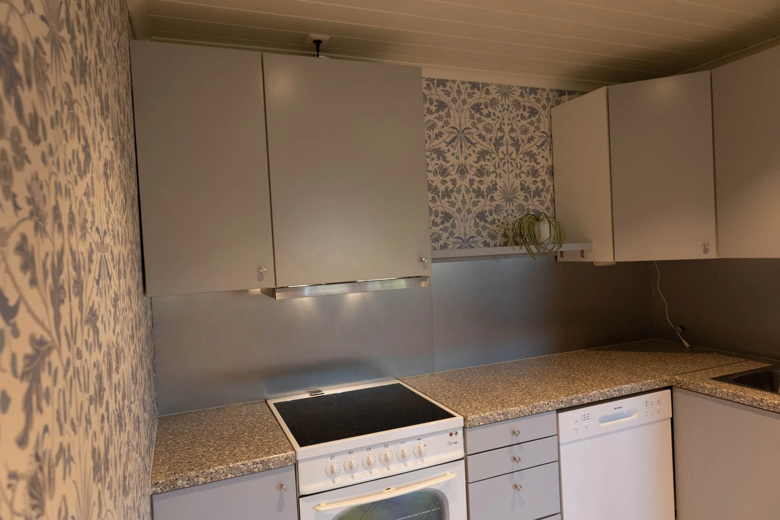 Åpen kjøkkenløsning m/ hvitevarer Galleribilde