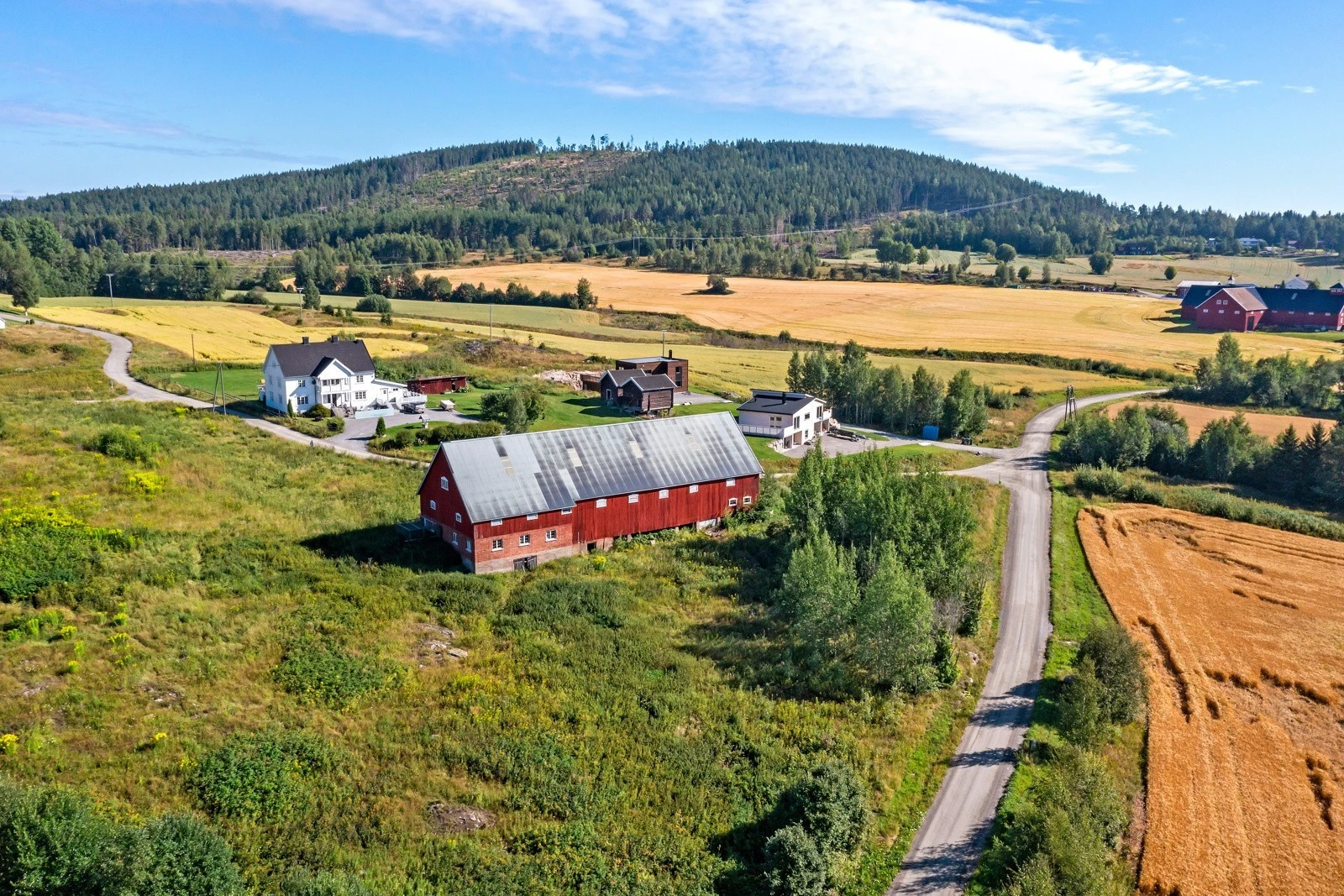 På tomten er det i dag en låve. Det er gitt rivingstillatelse dersom man ikke ønsker å benytte låven. Galleribilde
