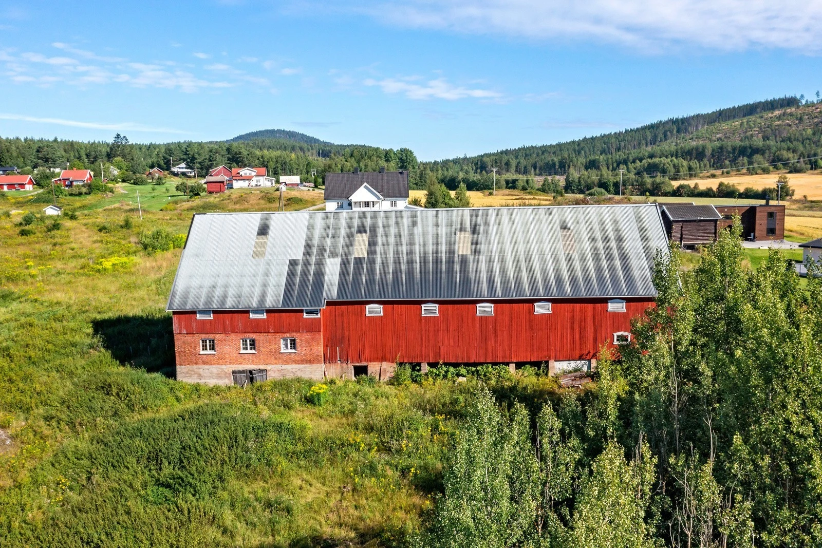 Romslig låve. Galleribilde