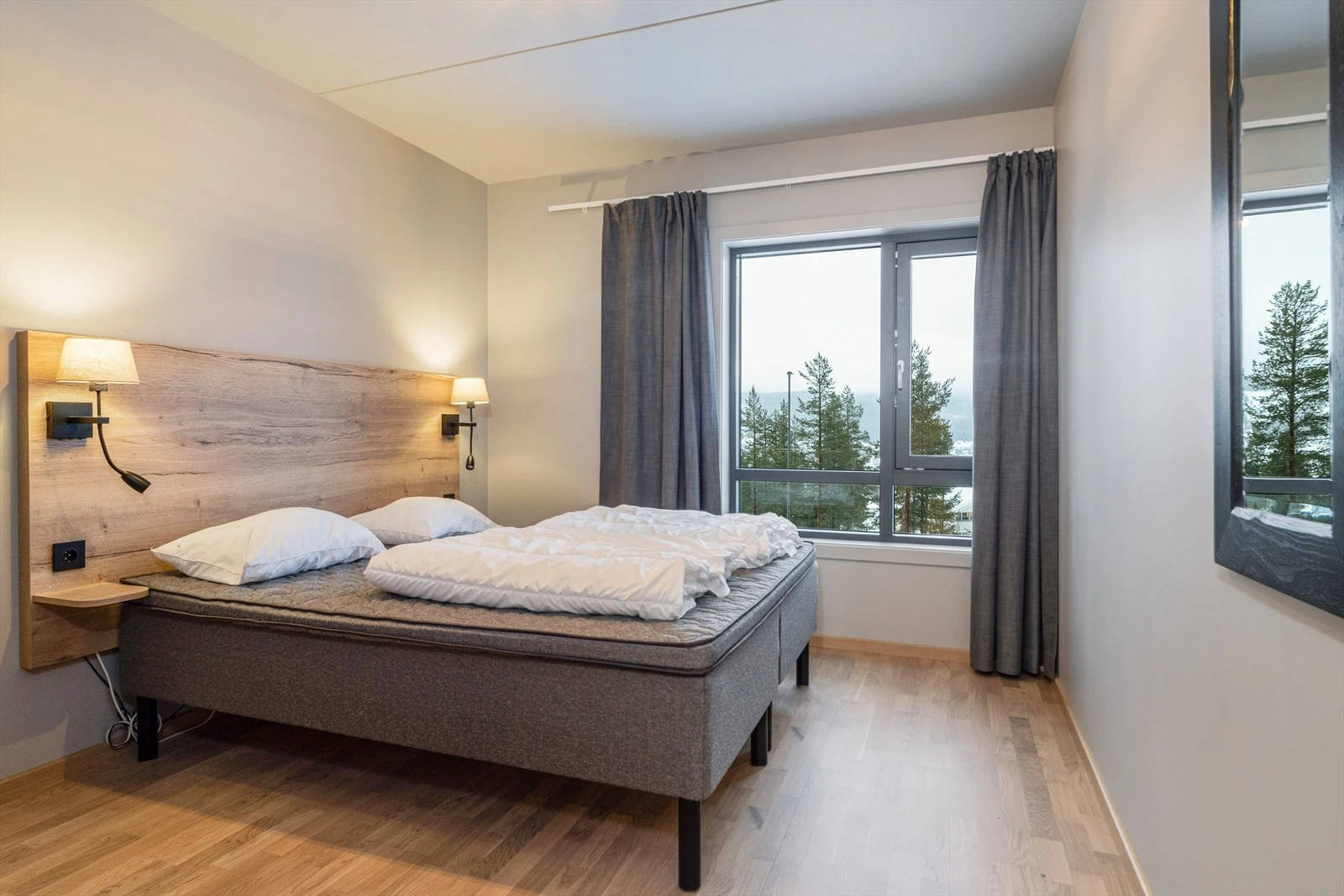 Leiligheten har tre soverom, her fra hovedsoverommet. Galleribilde