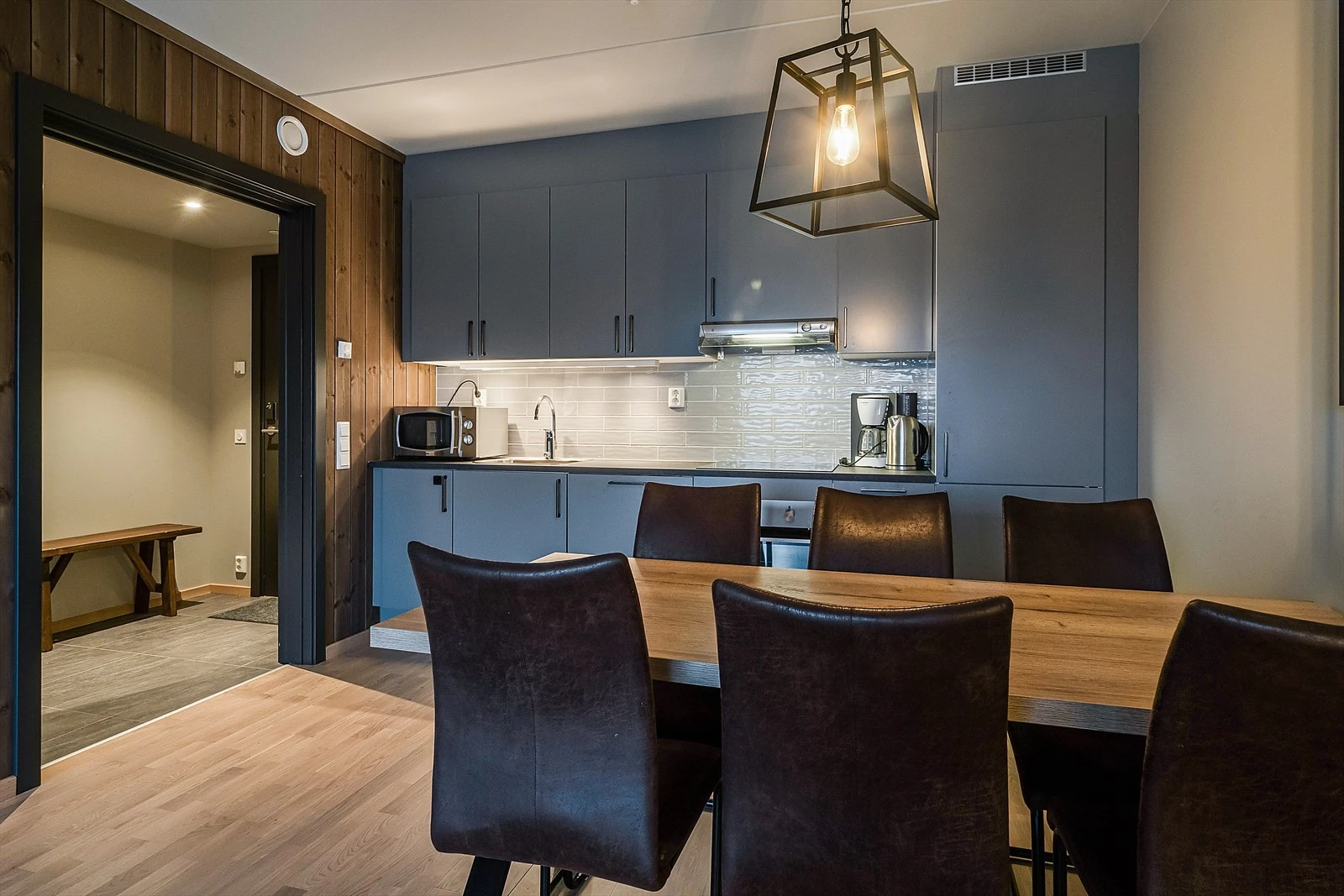 Kjøkken med integrerte hvitevarer. Galleribilde