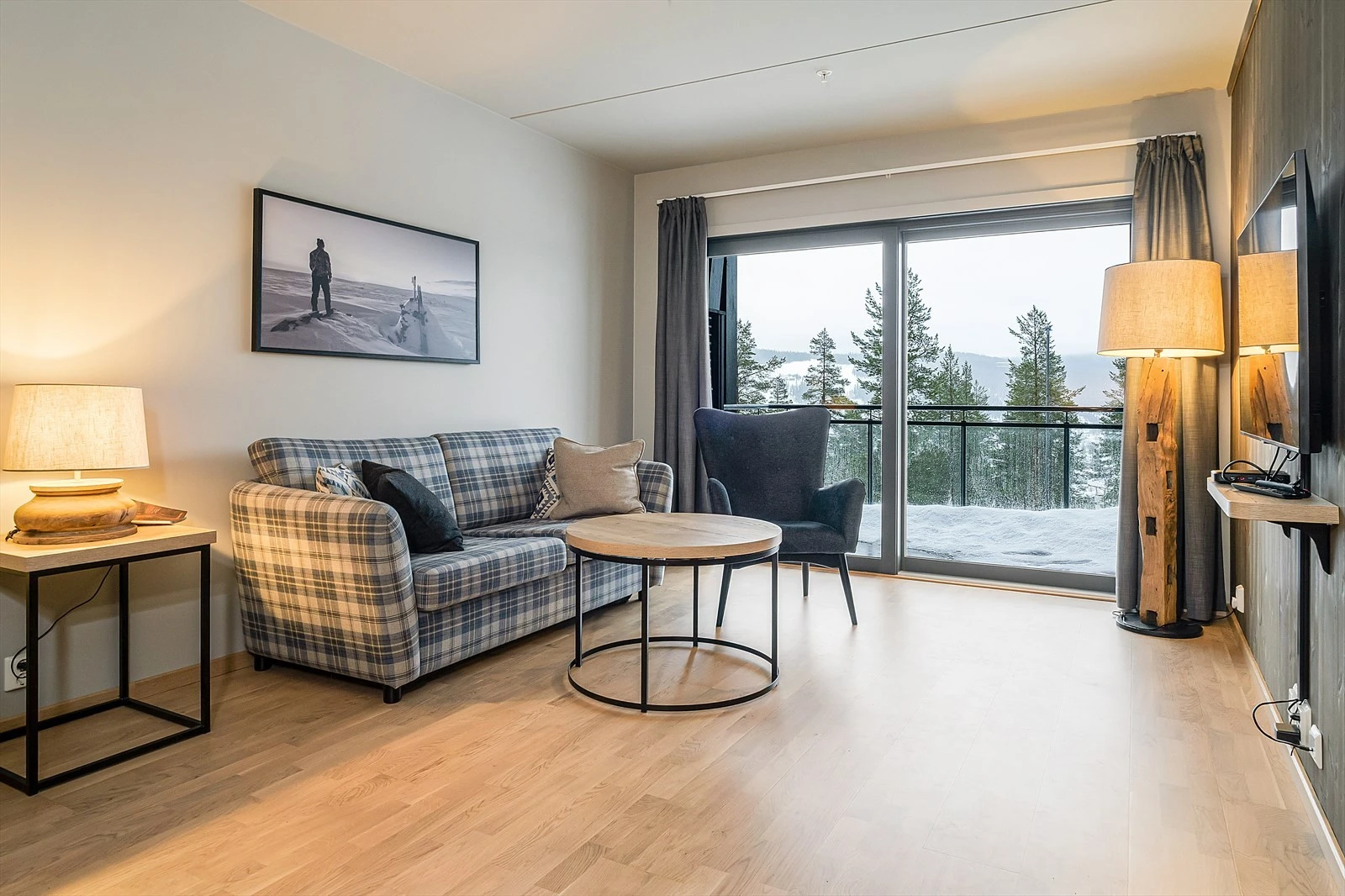 Koselig stue med god plass til sofa. Galleribilde