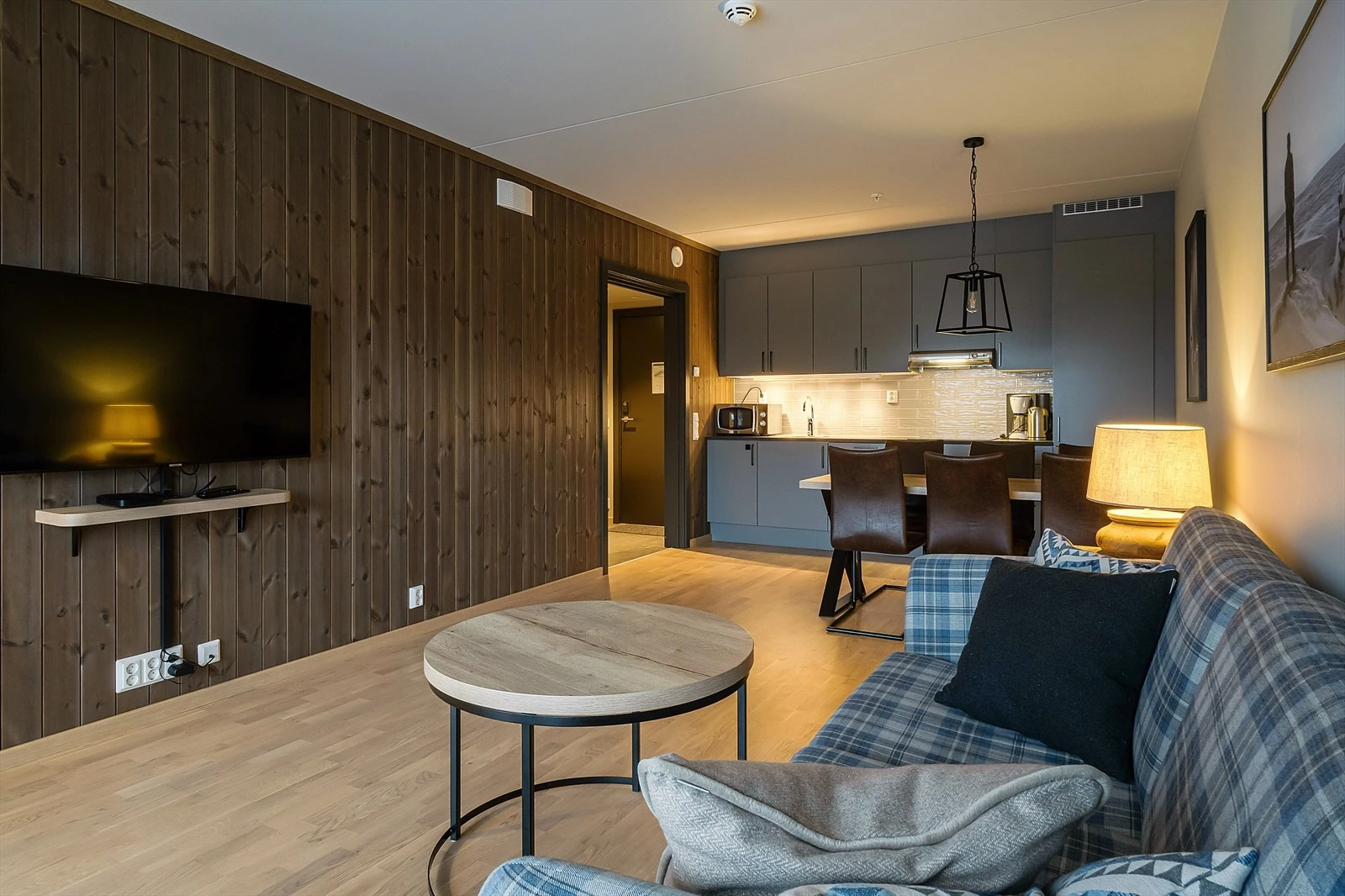 Stuen har åpen løsning til kjøkken. Galleribilde