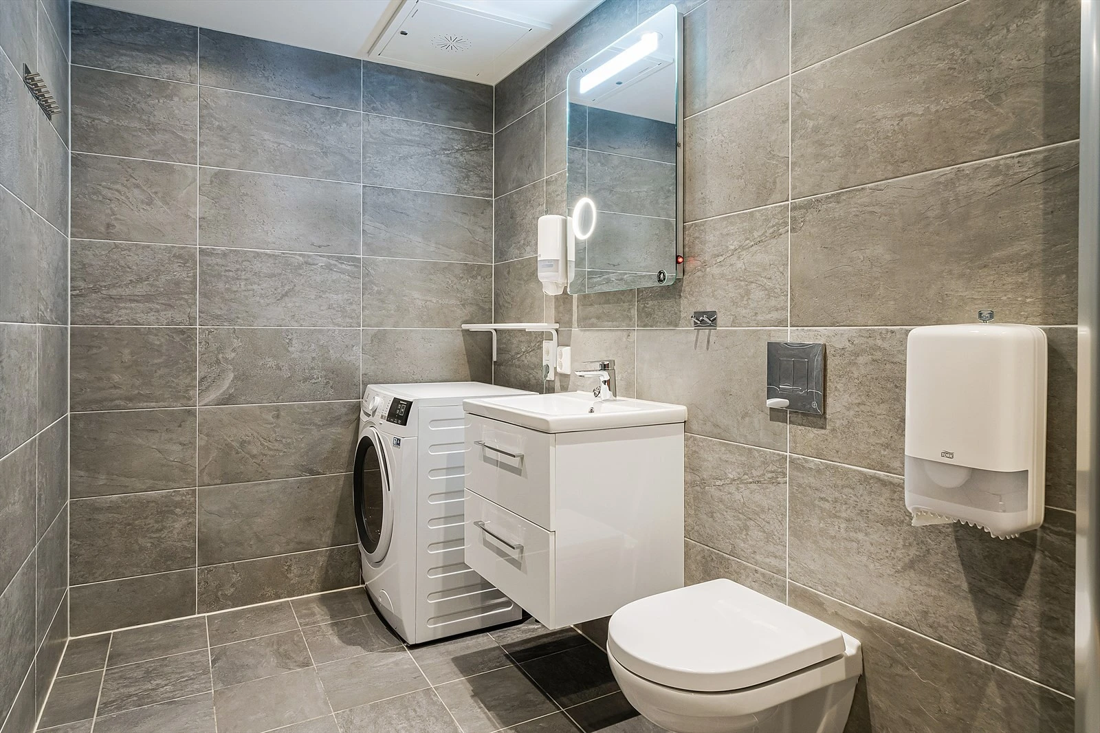 Opplegg for vaskemaskin på badet. Galleribilde