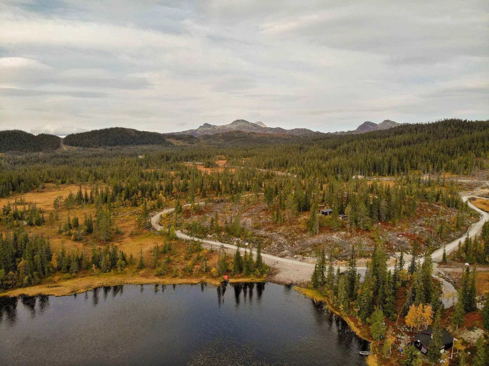 Fra tomteområdet mot Langetjønn og Gaustatoppen-massivet Galleribilde