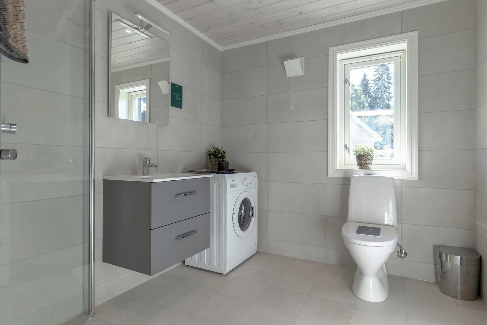 Lekkert flislagt bad.
Foto fra vår visningshytte på Hellerudsletta Galleribilde