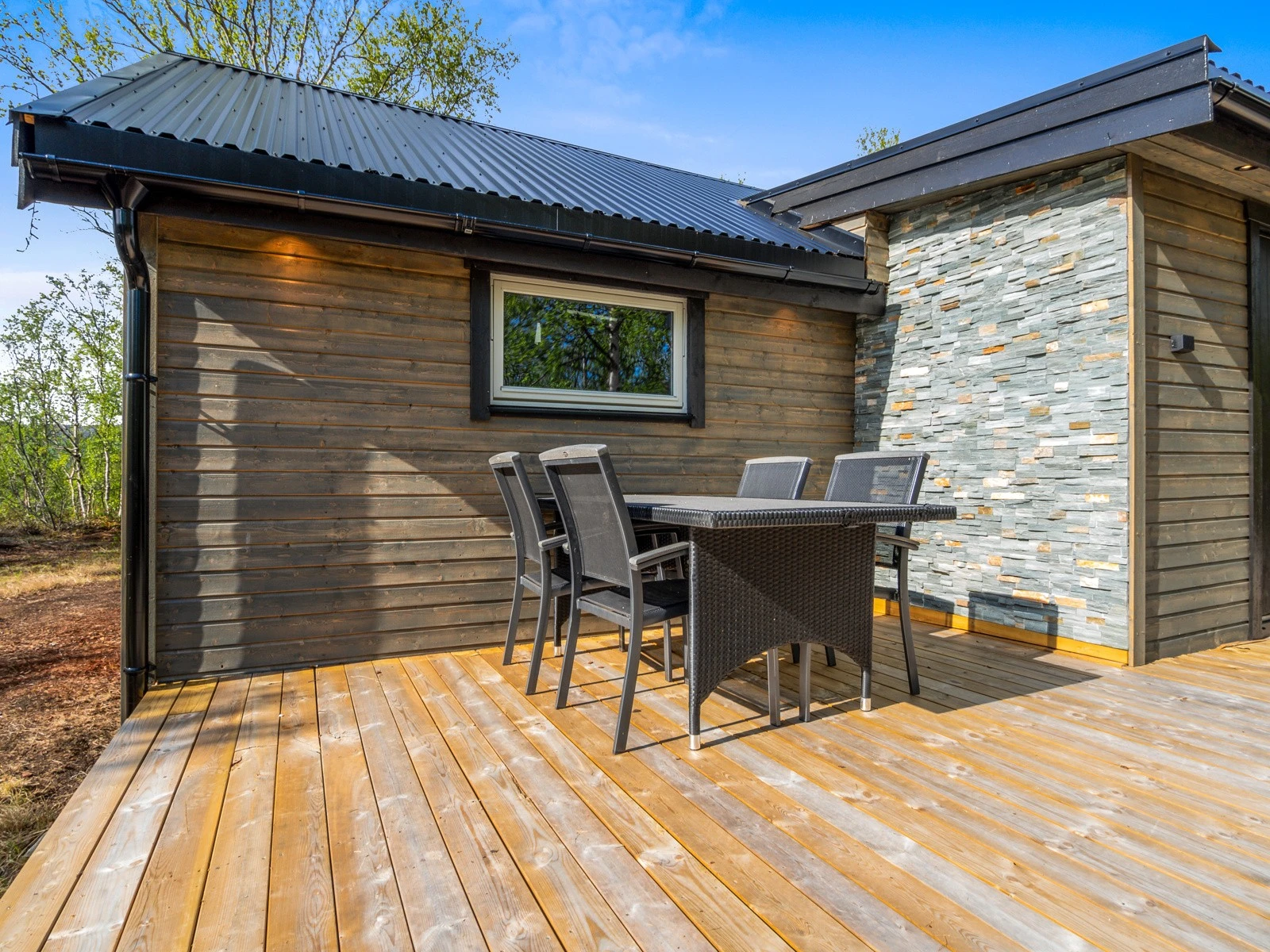 Det er god plass til sittegruppe på sørvestsiden av plattingen Galleribilde