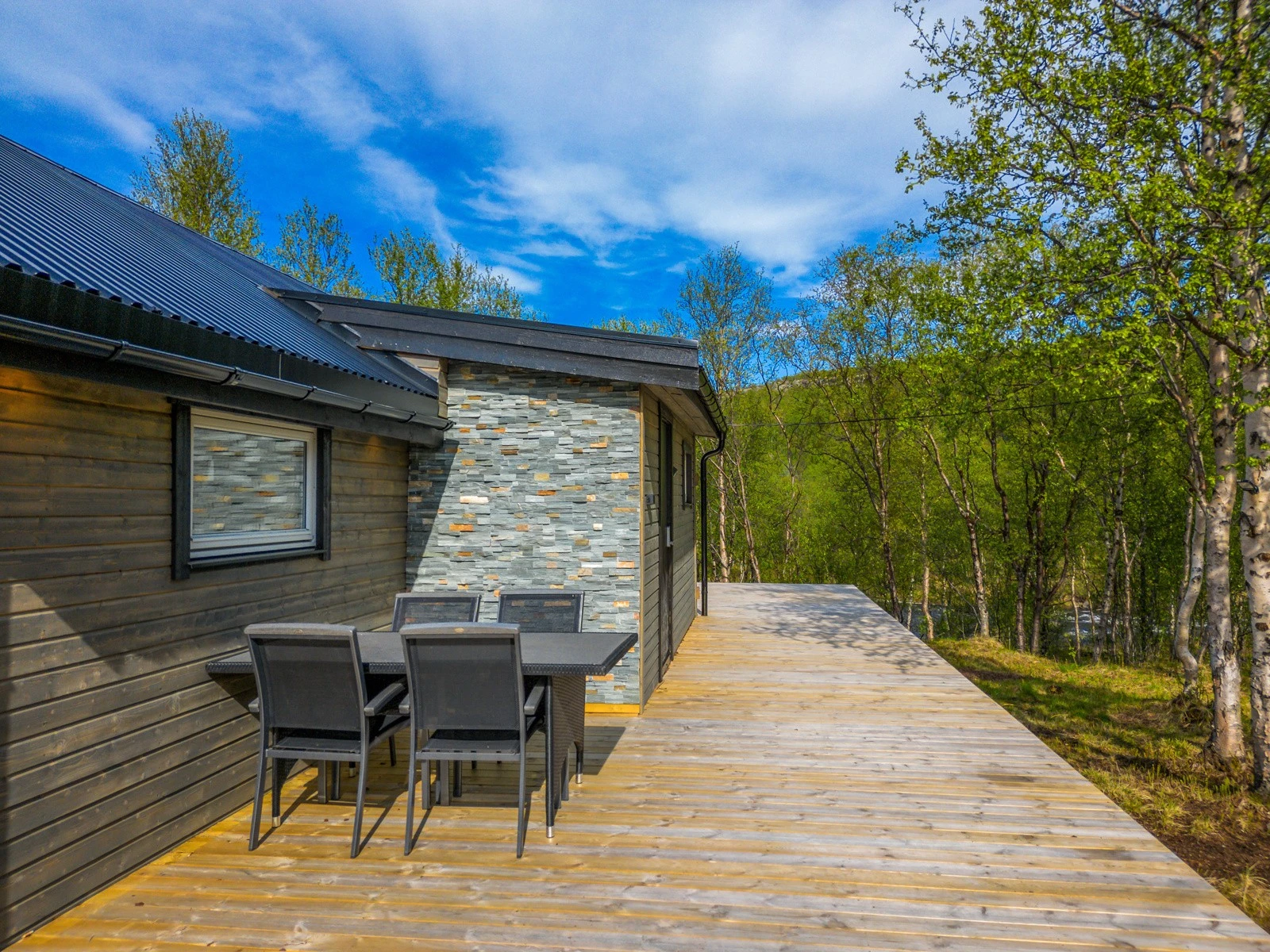 Det er plass til sittegrupper på plattingen både mot sørvest og på østsiden Galleribilde