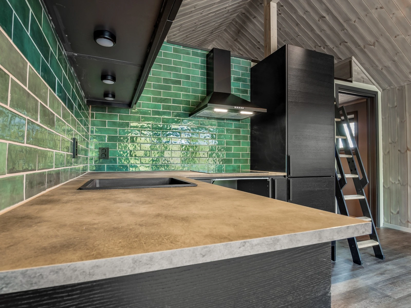 Det er åpen stue/kjøkkenløsning med Epoq-kjøkken fra 2023 Galleribilde