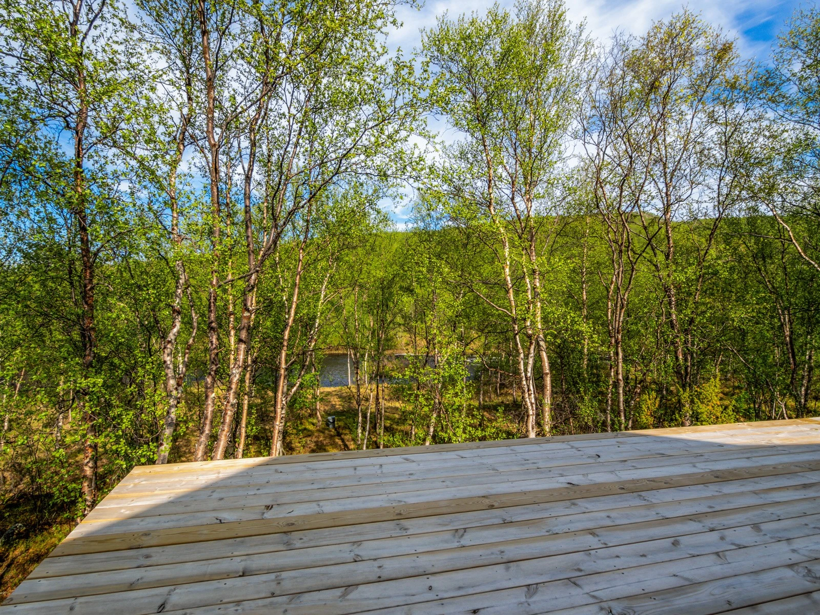 Det er stor terrasse mot Karpelva - rekkverk bør monteres! Galleribilde