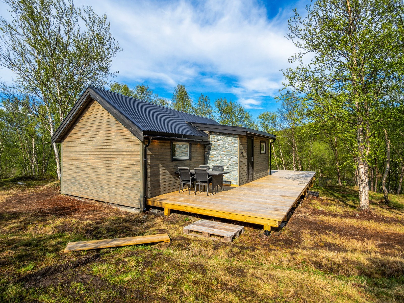Fritidsboligen har stor terrasse med meget gode solforhold Galleribilde