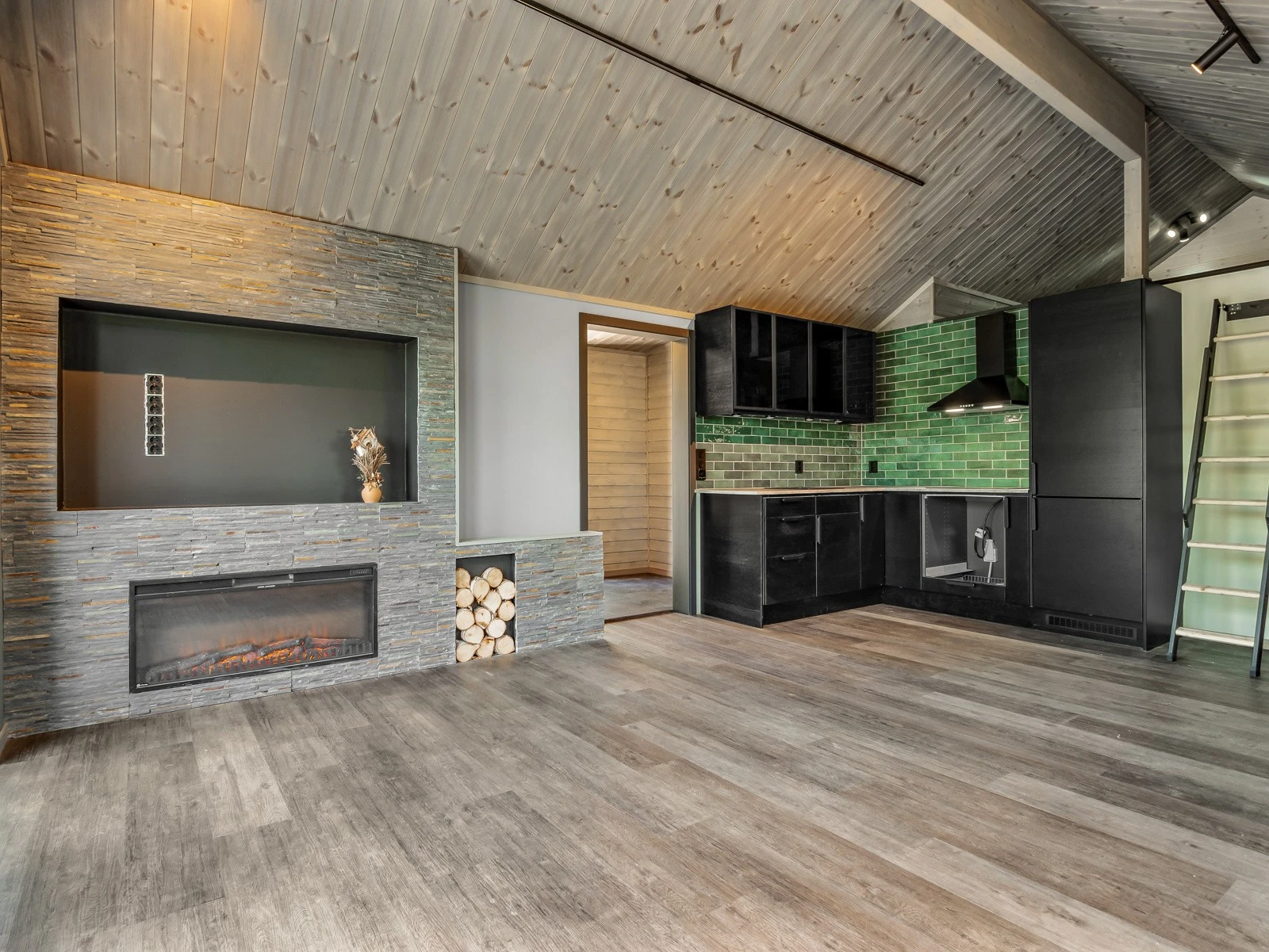 Stuen har plass til sittegruppe og spisemøblement, og har elektrisk peis Galleribilde