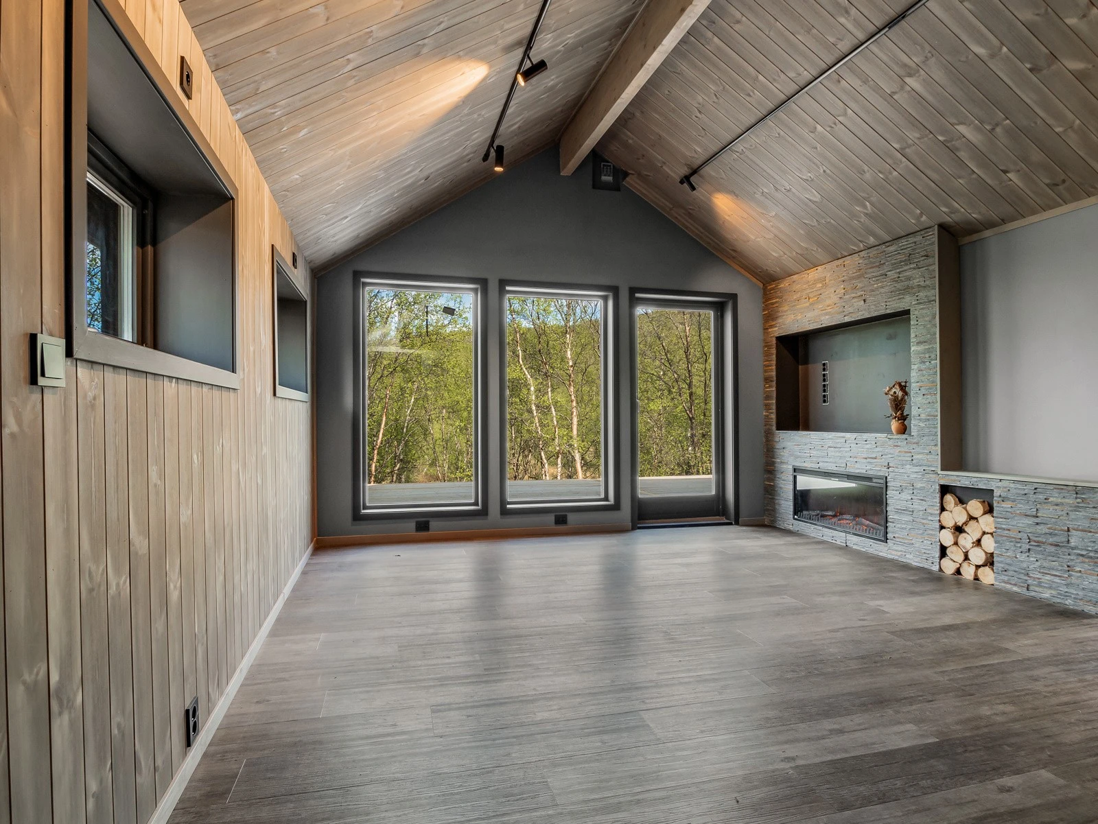 Stuen har panoramavinduer og stor takhøyde Galleribilde