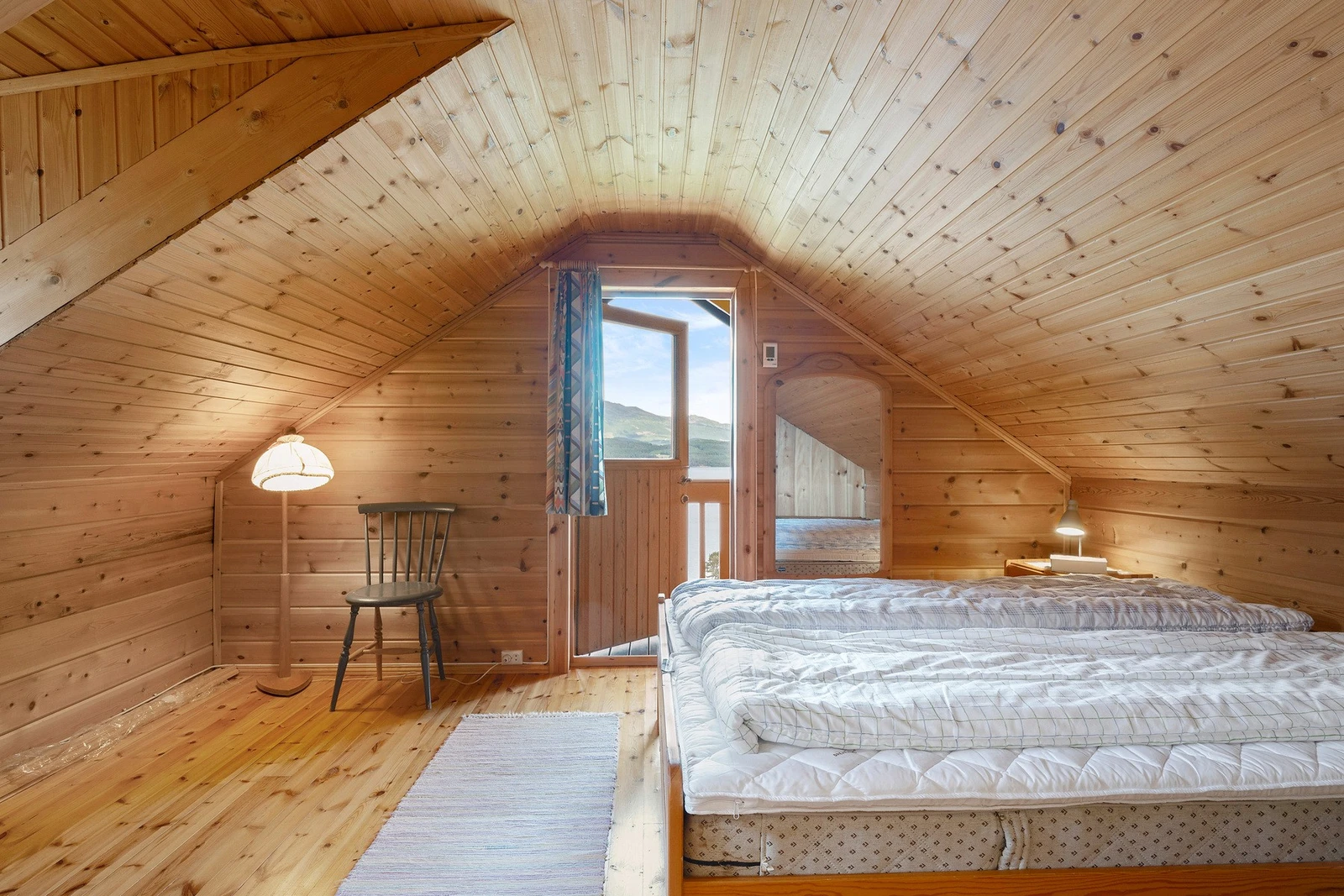 Soverom med utgang til balkong Galleribilde