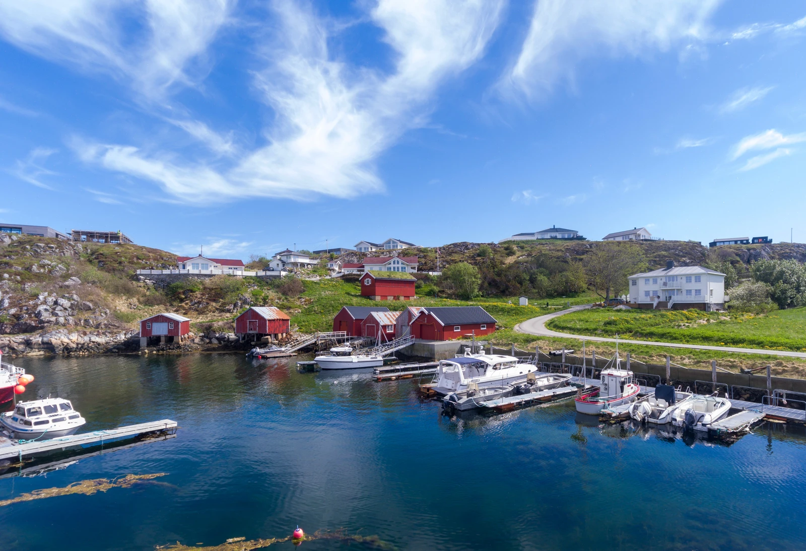 Kystlinjen gir muligheter for fiske, båtliv og naturopplevelser året rundt Galleribilde