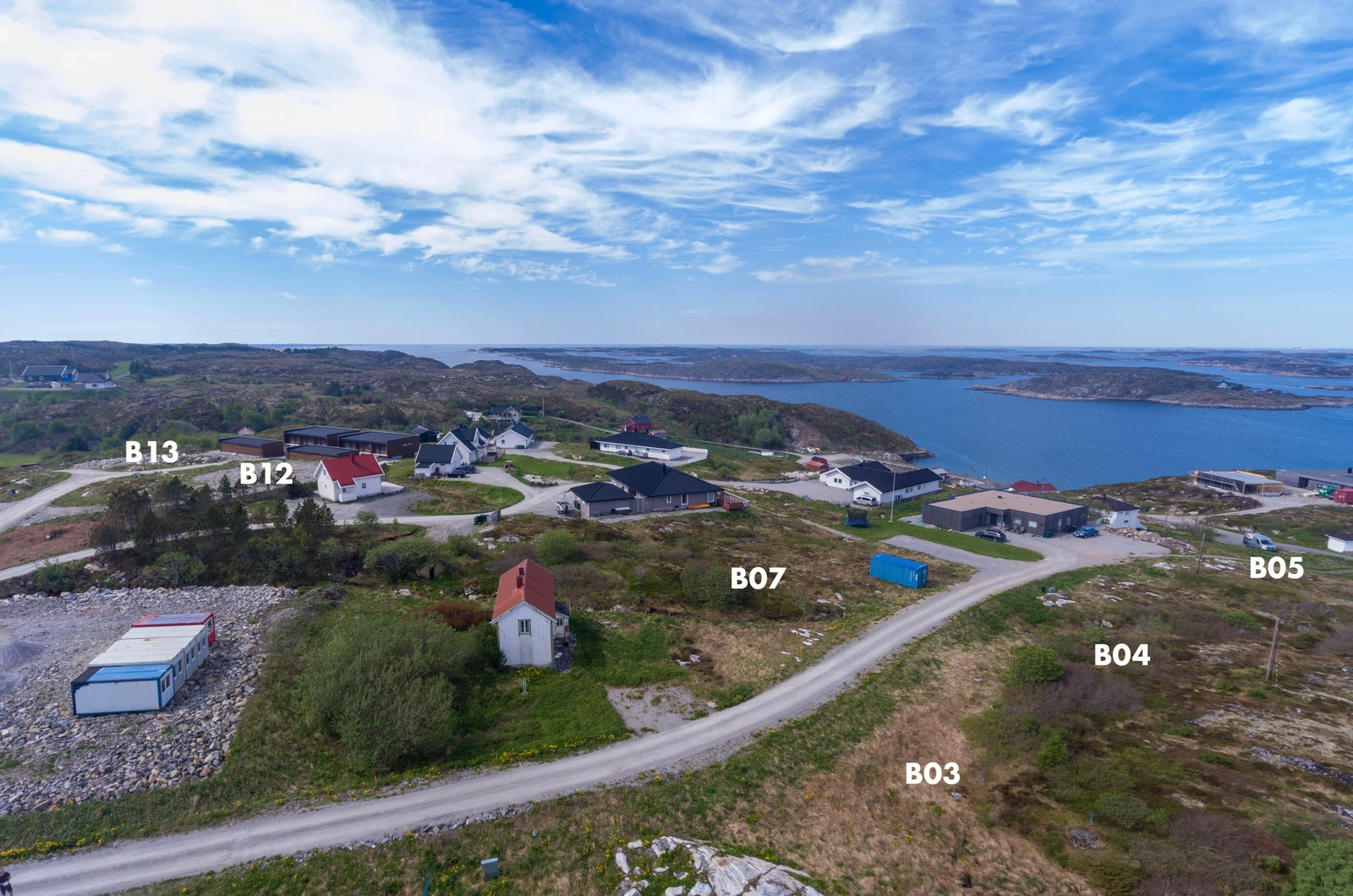 Topografien i området er typisk for Frøya, med heier og berg Galleribilde