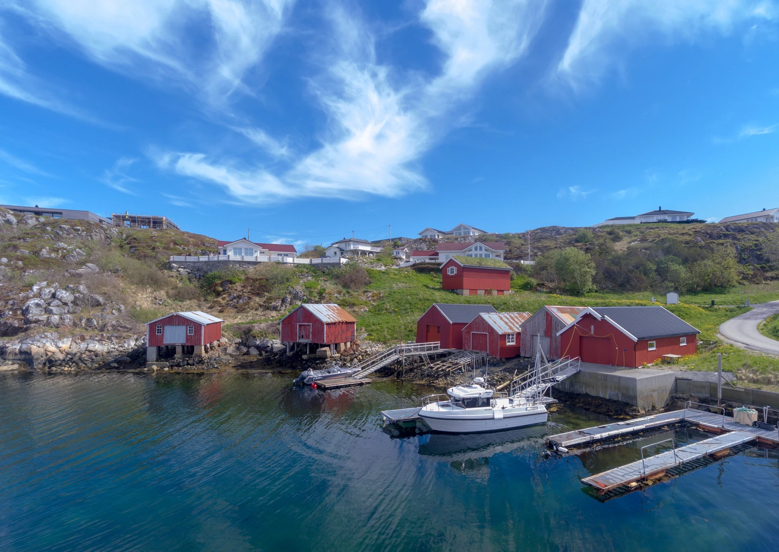 Kystlinjen gir muligheter for fiske, båtliv og naturopplevelser året rundt Galleribilde