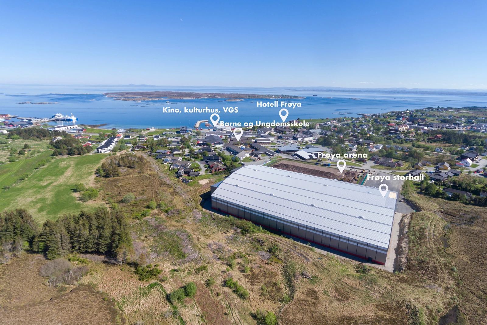 Kommunesenteret Sistranda ligger ca. 15 minutter unna med bil Galleribilde