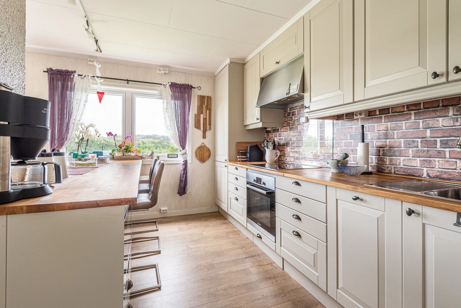 Kjøkken i hovedhytta Galleribilde