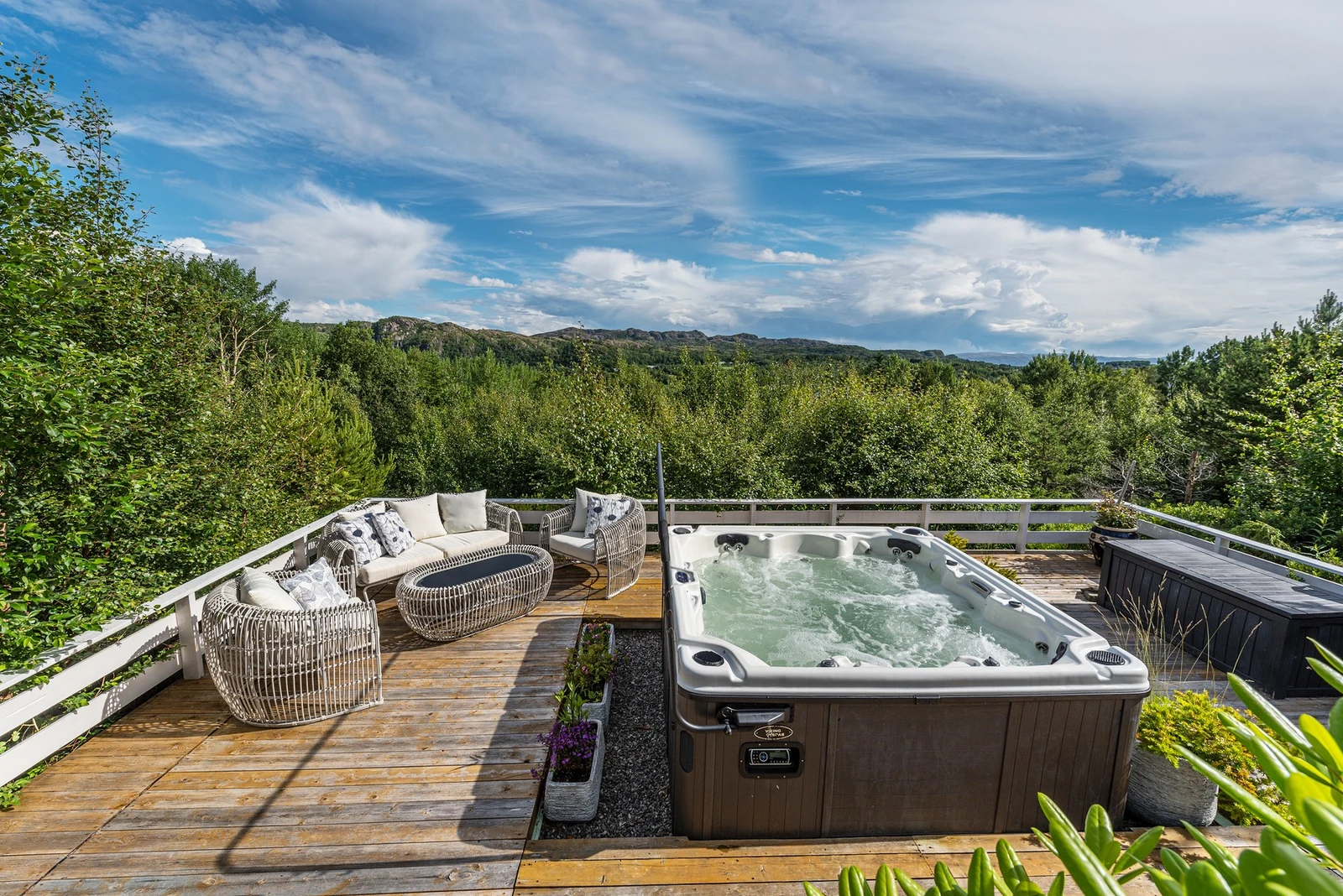 Nyt utsikten fra terrassen og jacuzzien Galleribilde