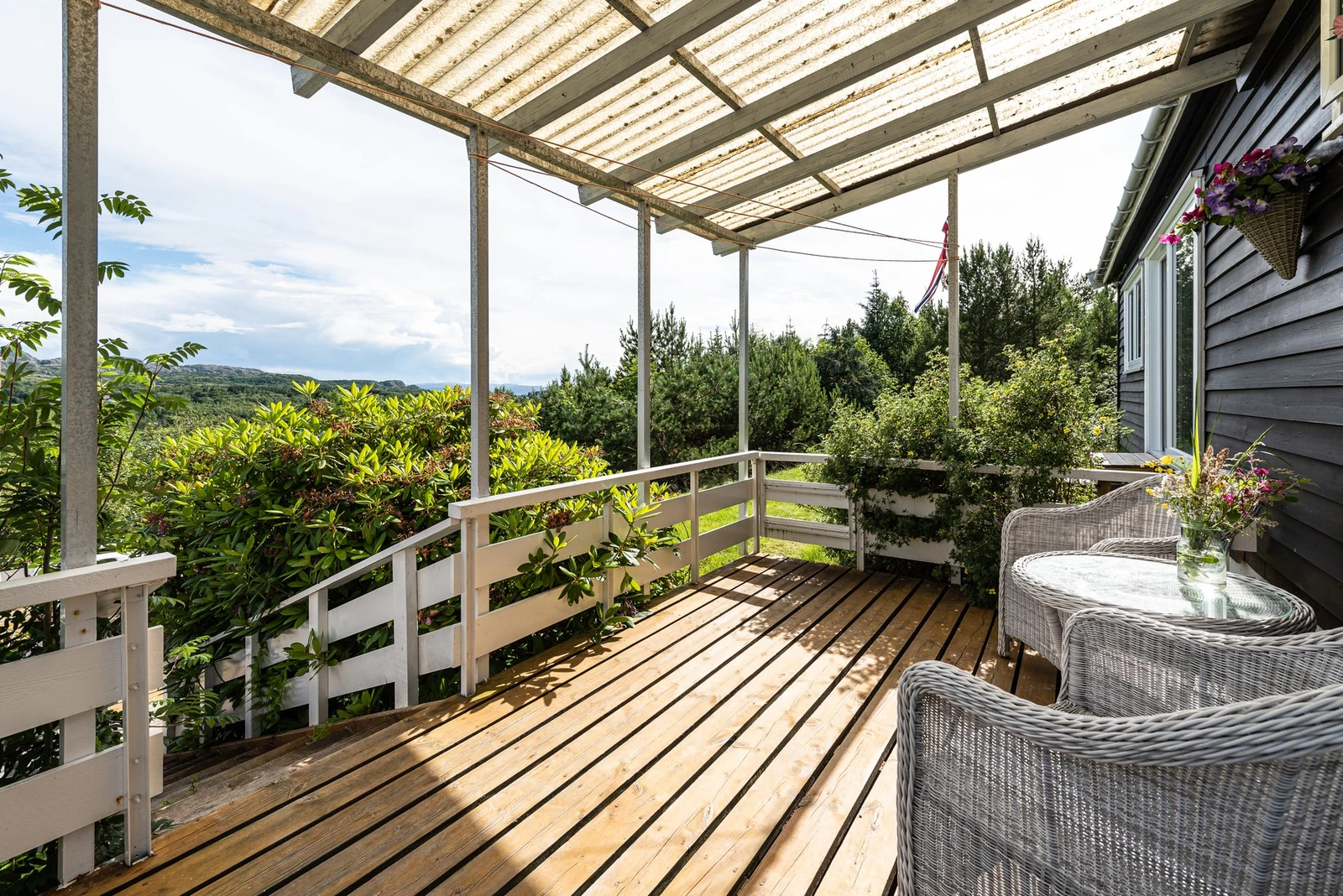 Terrasse ved hovedhytta Galleribilde