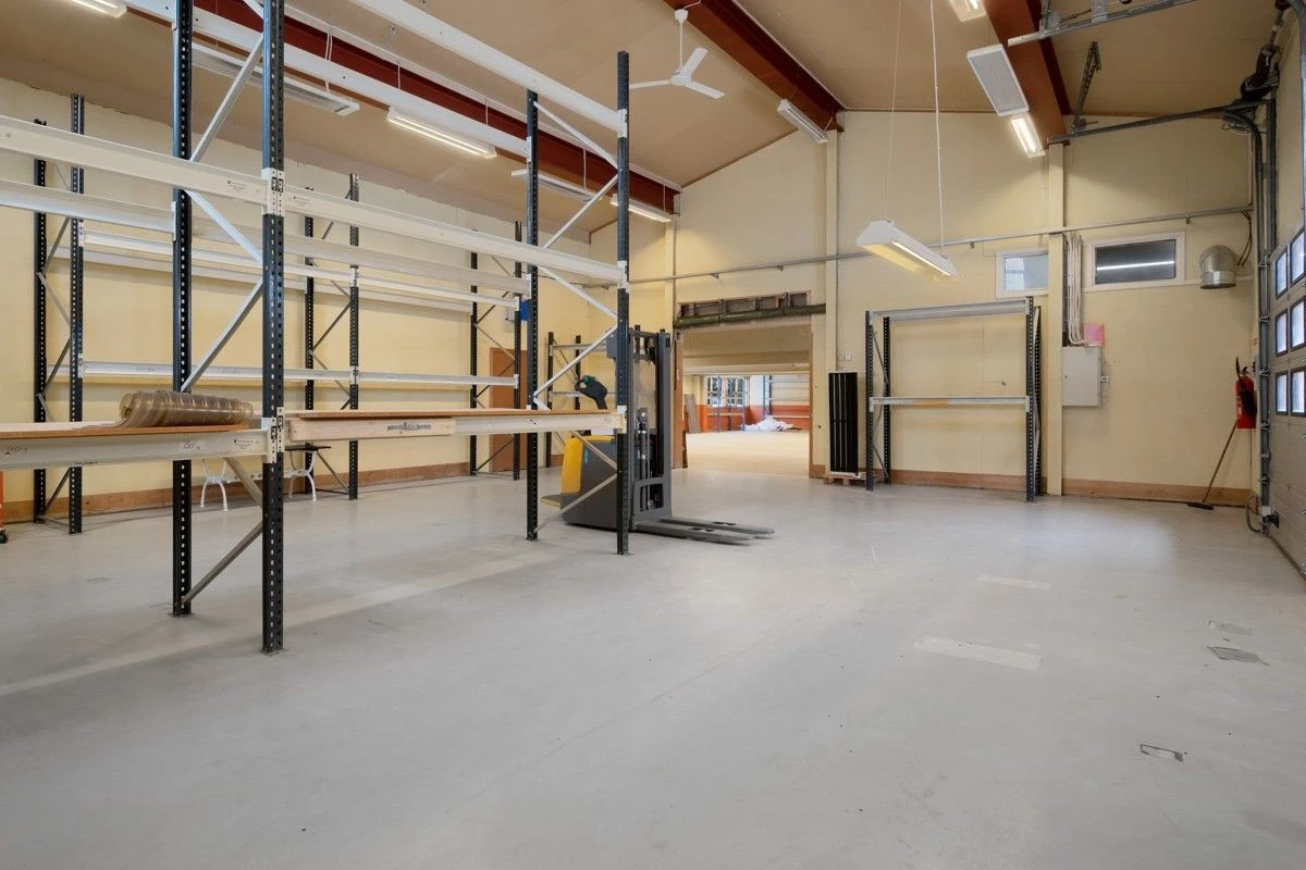 Lager med port for levering av varer fra lastebiler Galleribilde