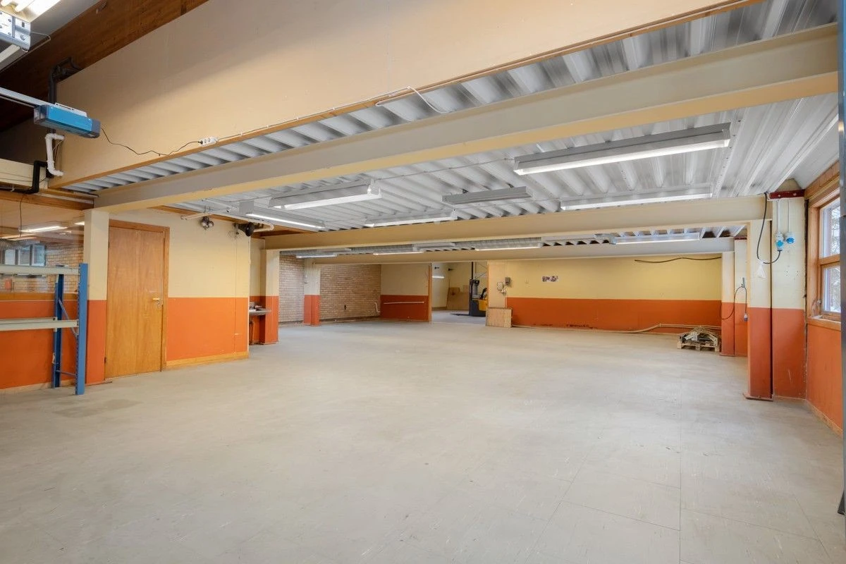 Produksjonslokale 2 med inngang til lager Galleribilde