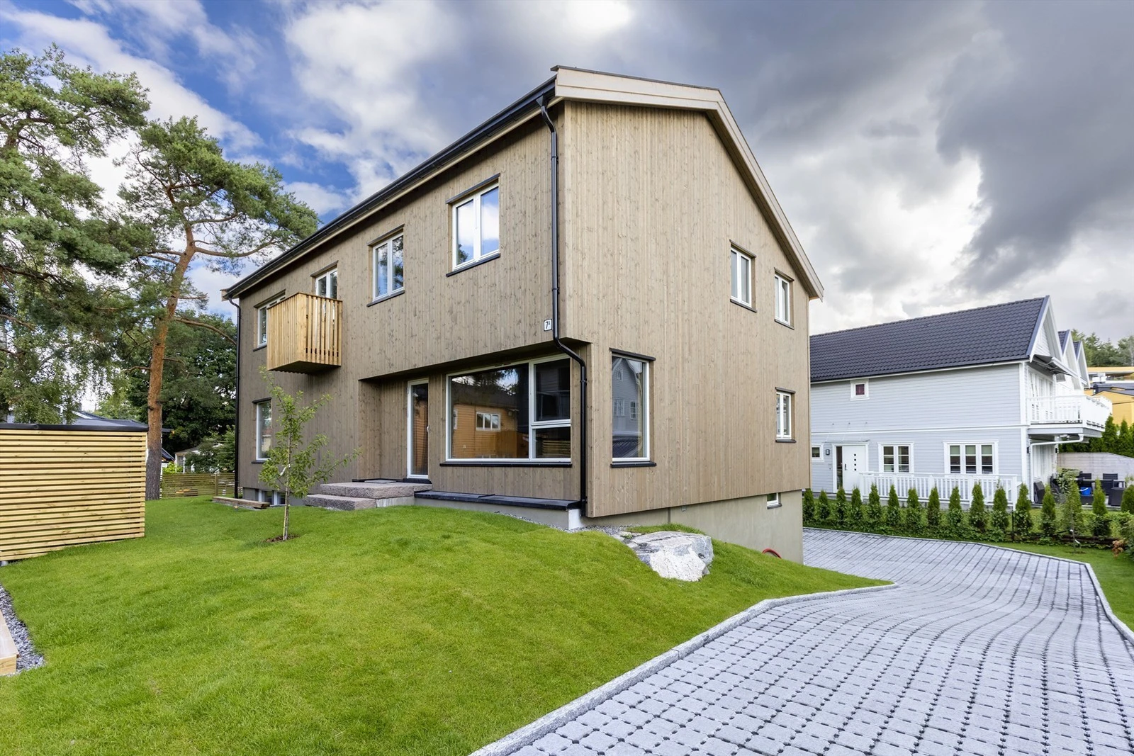 outside of the house Galleribilde