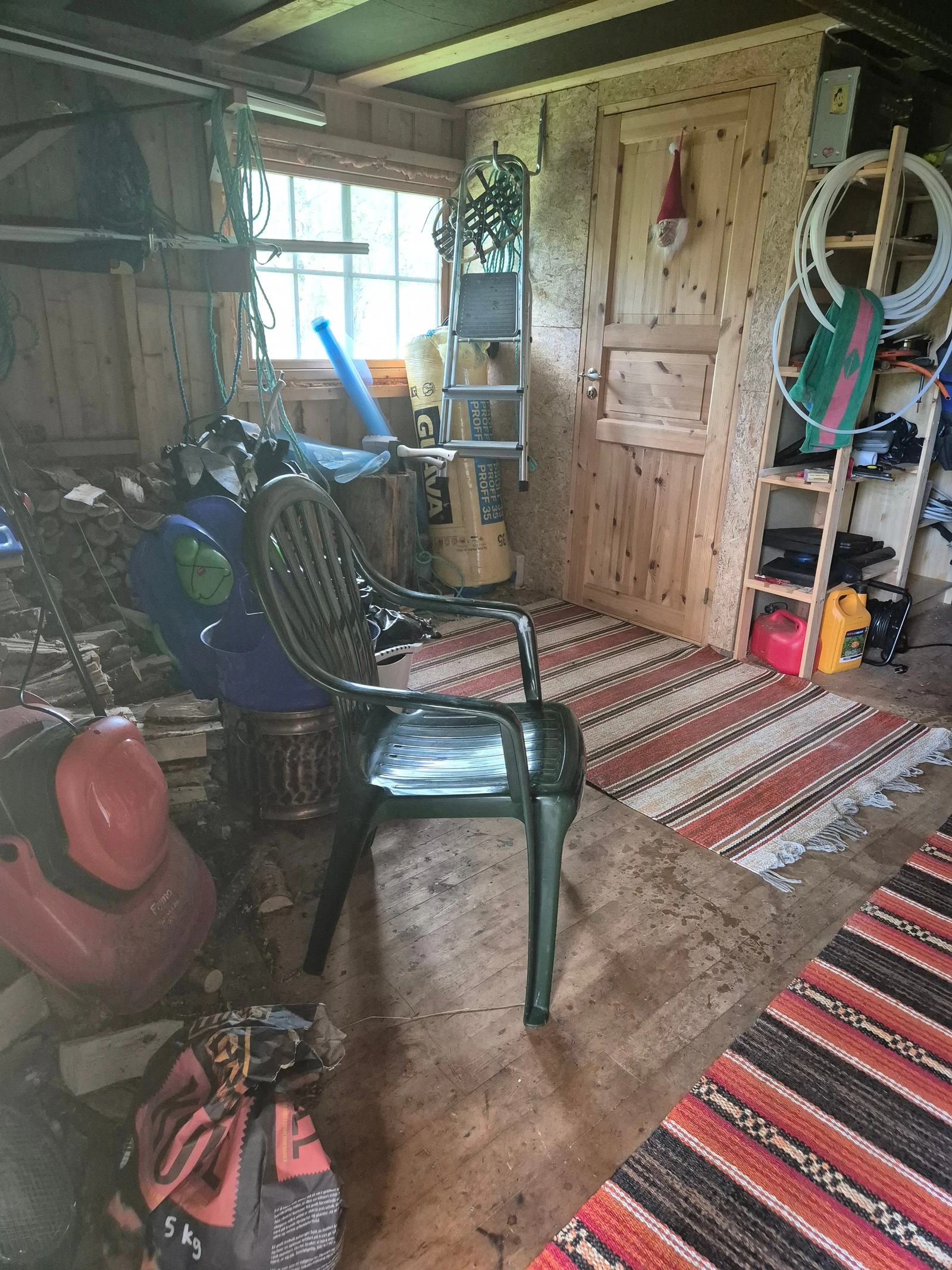 Uthus med dusj og utedo Galleribilde