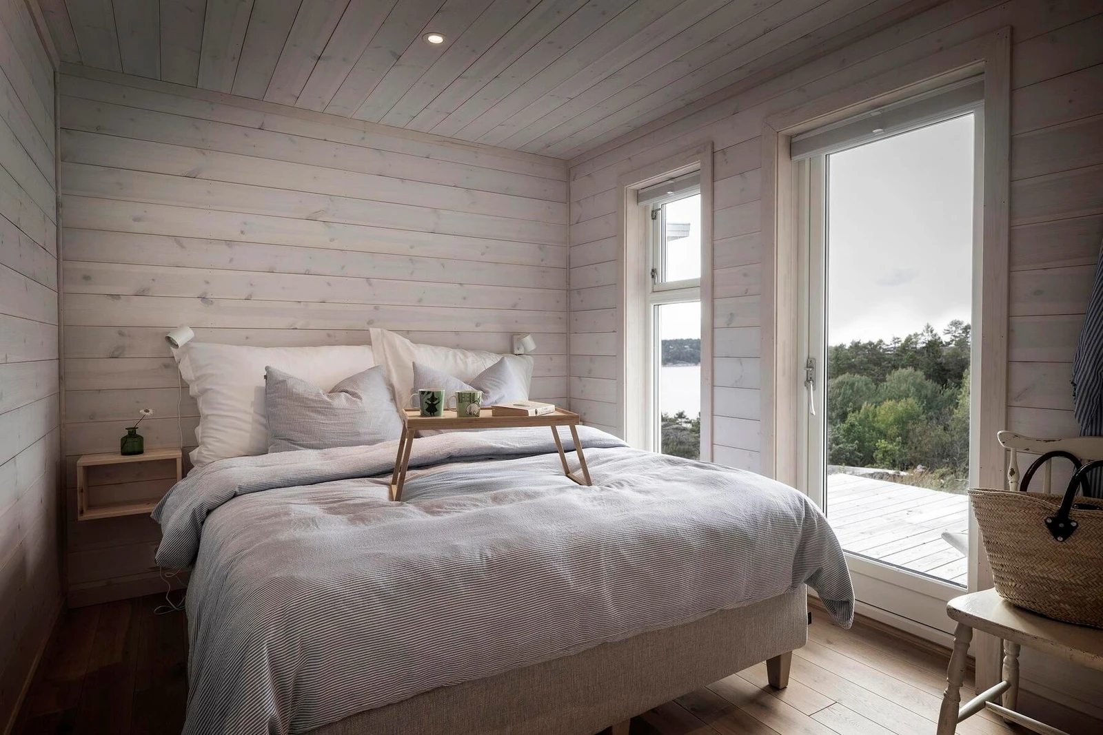 Hovedplan har 2 gode soverom. Foto fra en oppsatt Polar Max 110 hvor de har valgt terrassedør fra soverom. Galleribilde