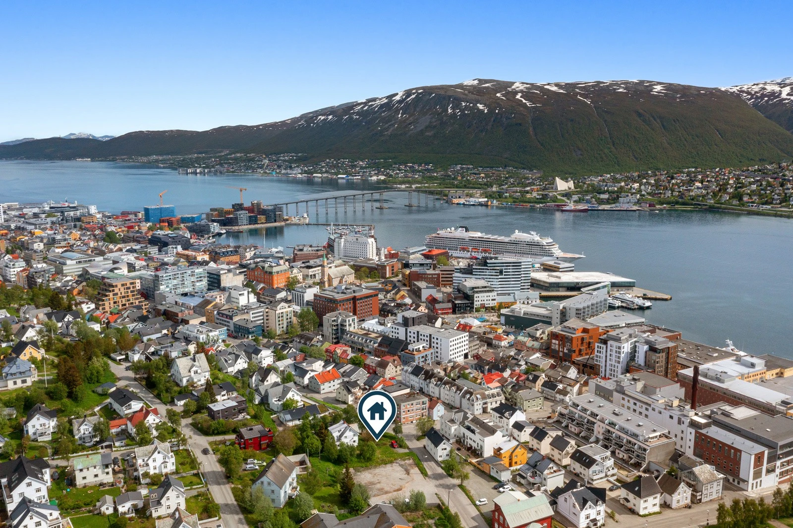 Stor og flott tomt i sentrum med stort potensiale til bebyggelse! Galleribilde