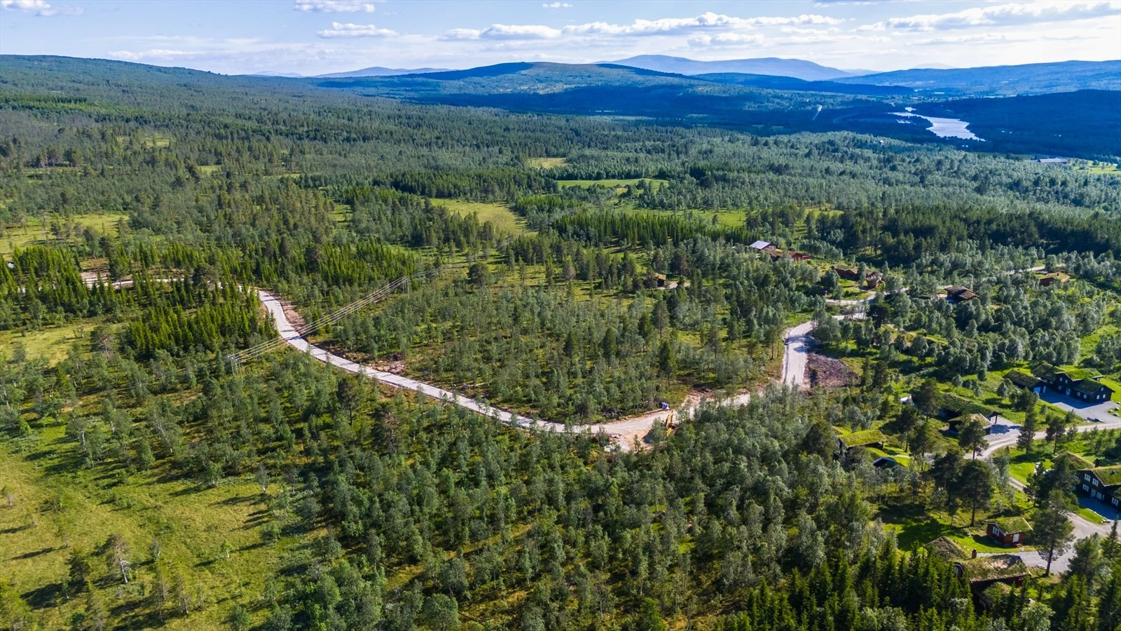 Strømledning over feltet skal legges i bakken. Utsikt mot Enarsvola, Røros og Hummelfjell. Til høyre i bildet ser en Glomma. Galleribilde