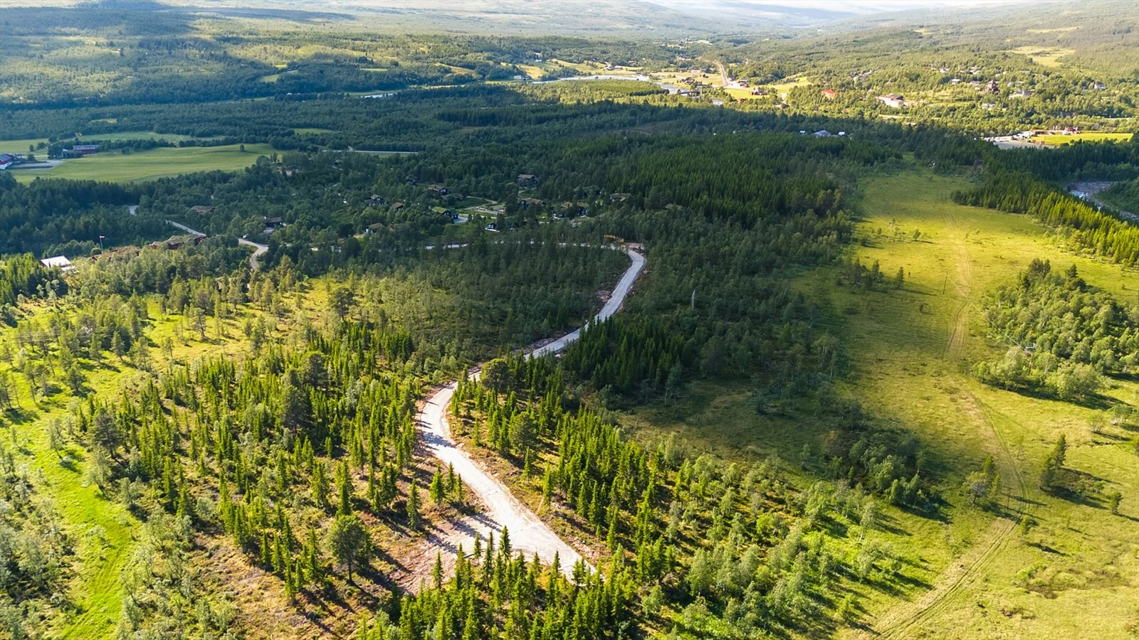 Den nye delen av hyttefeltet har fantastisk beliggenhet. Oppe til høyre på bildet ser en Glåmos idrettsplass, med fotballbane og et meget populært frisbeegolf-anlegg. Galleribilde