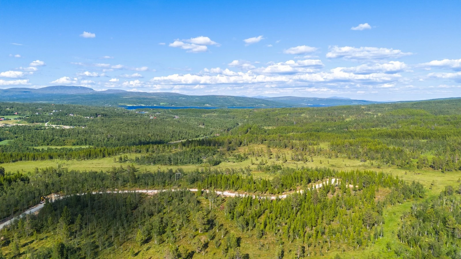 Fra denne vinkelen ser man mot Storskarven, som ligger på grensen mellom Røros og Holtålen. I tillegg ser man Aursunden. Galleribilde