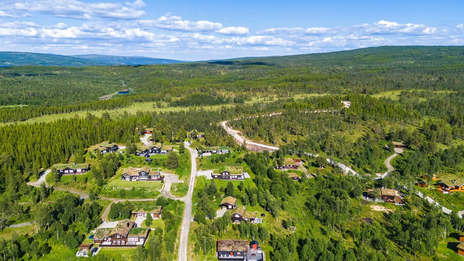 Det nye hyttefeltet ligger på et høydedrag med flott utsikt i alle retninger. Feltet er en utvidelse av allerede eksisterende hyttefelt. Kort vei til skiløypenettet fra like bak feltet. Galleribilde