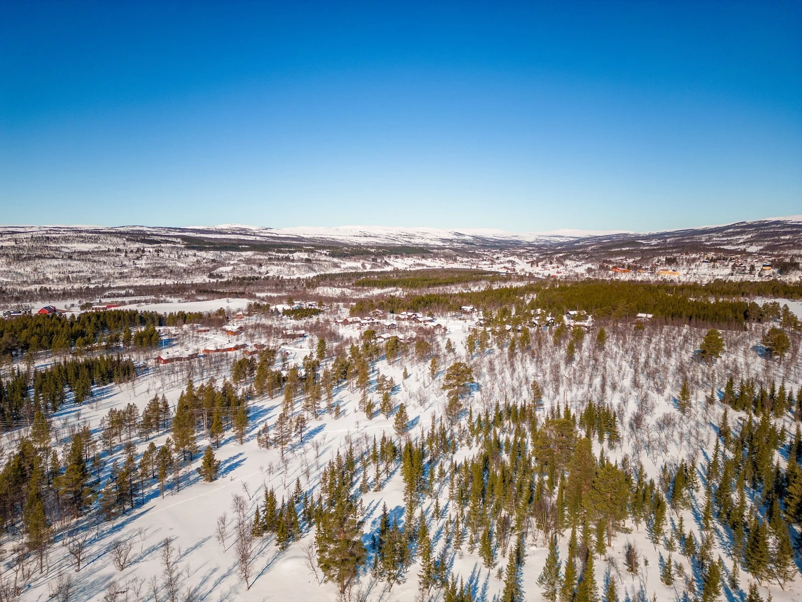 Røros er et eldorado for turer til fots, på sykkel eller med langrennski/fjellski. Vintersesongen er relativt lang og "snøgaranti". Rundt påsketider er området "magisk" for den som er glad i å gå på ski. Galleribilde